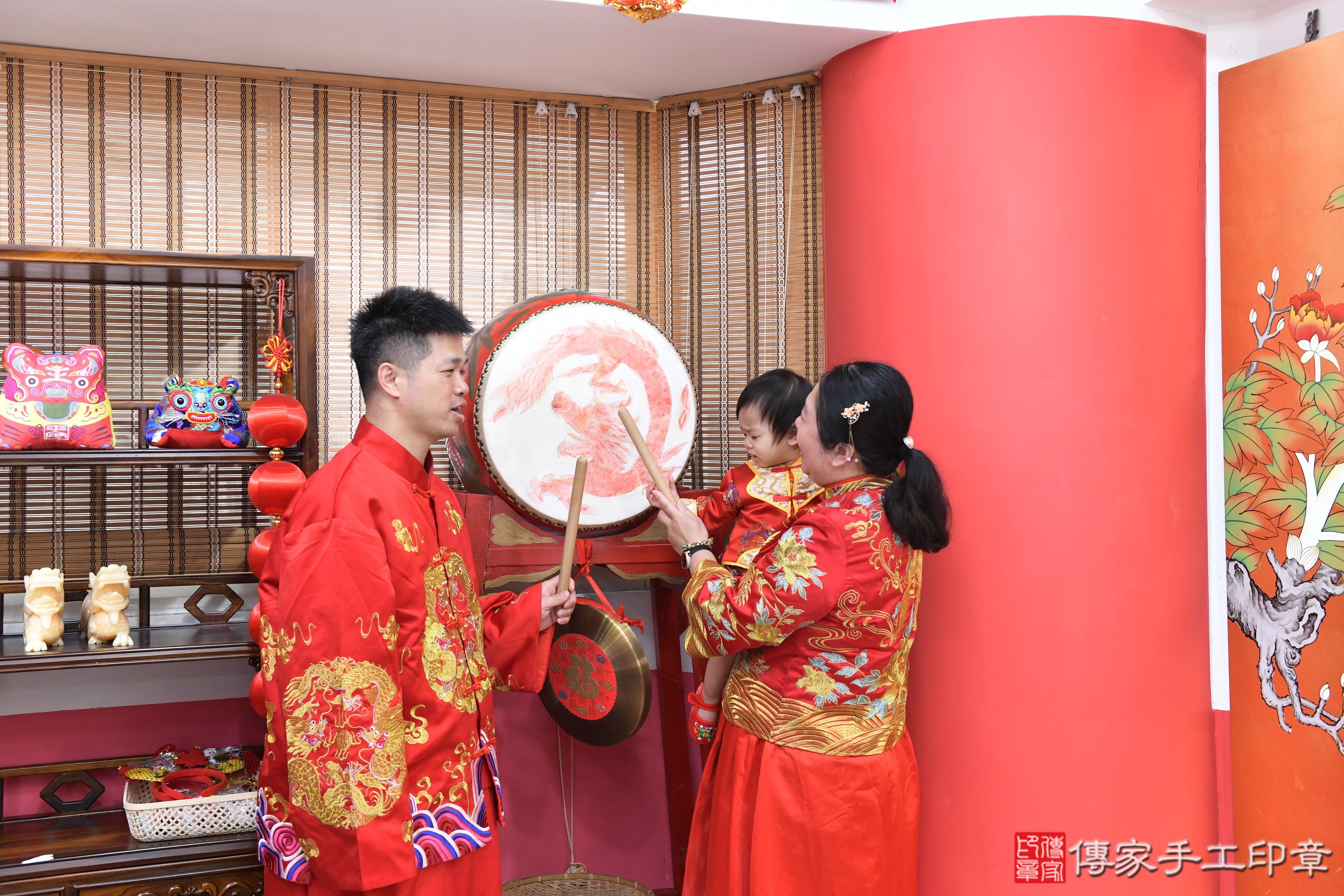 傳家手工印章高雄店、美式抓周、抓周道具、未來職業、滿周歲、瑋瑋寶寶、高雄市、拍照、生日快樂