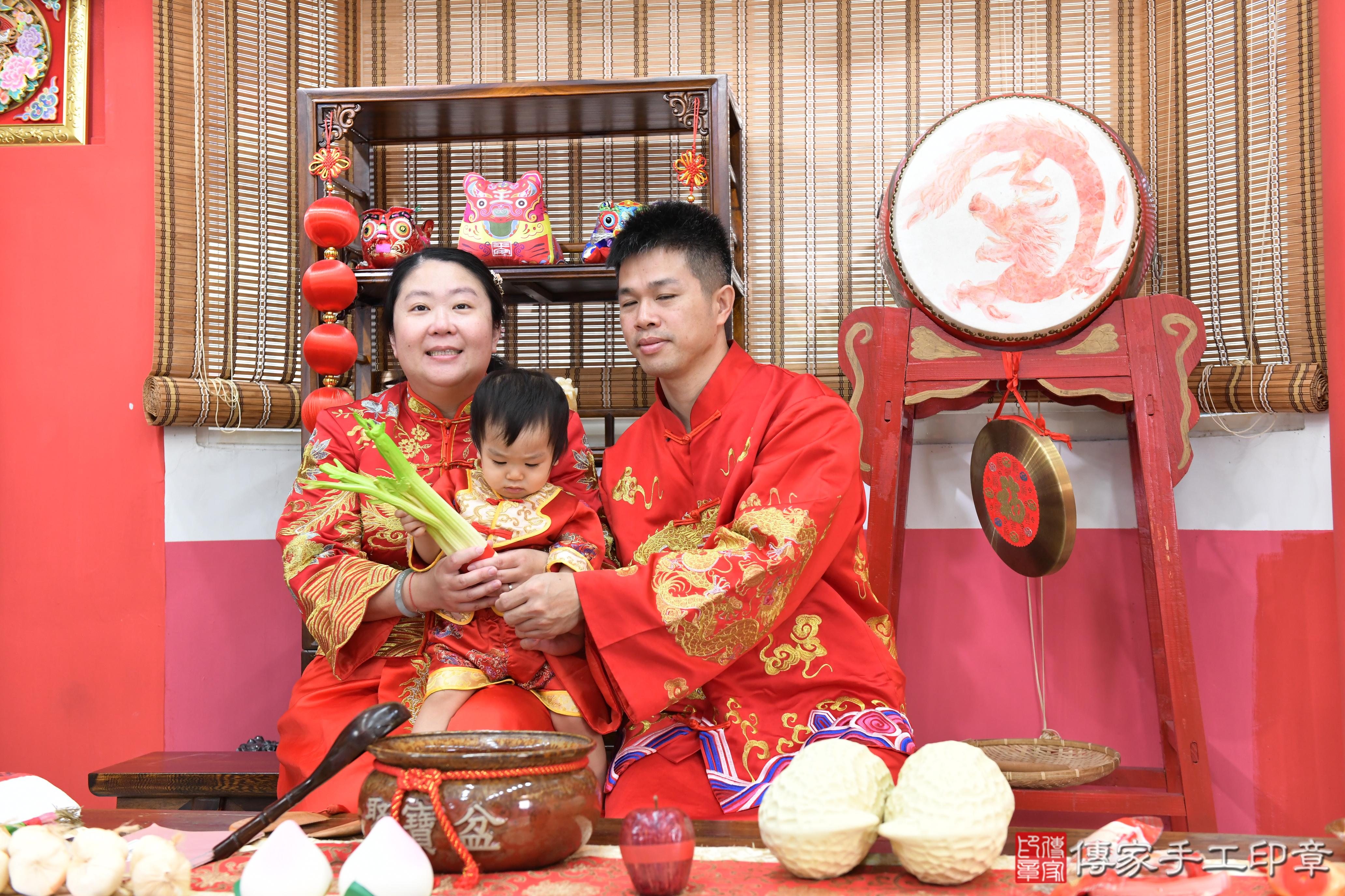 傳家手工印章高雄店、美式抓周、抓周道具、未來職業、滿周歲、瑋瑋寶寶、高雄市、拍照、生日快樂
