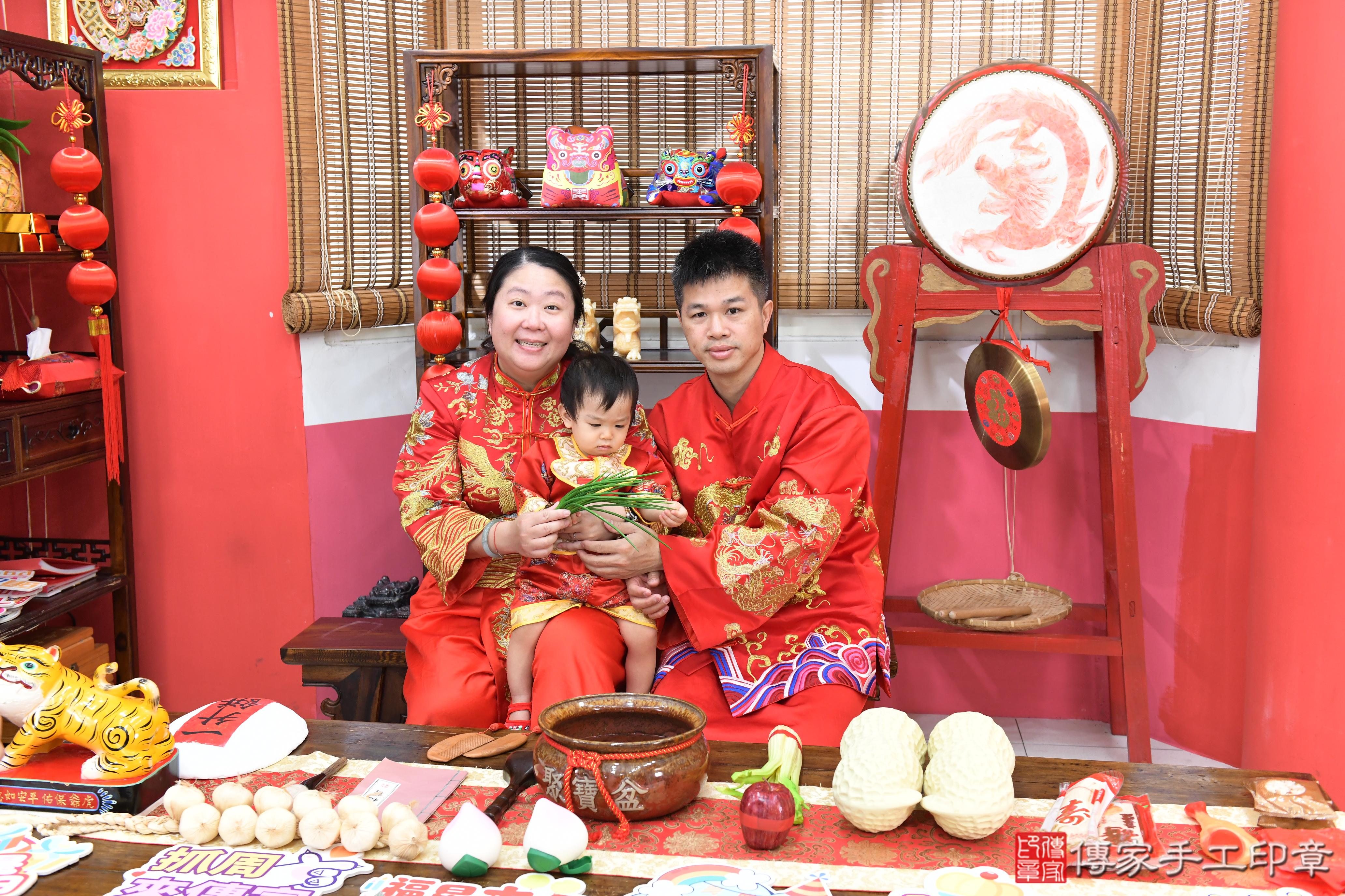 傳家手工印章高雄店、美式抓周、抓周道具、未來職業、滿周歲、瑋瑋寶寶、高雄市、拍照、生日快樂