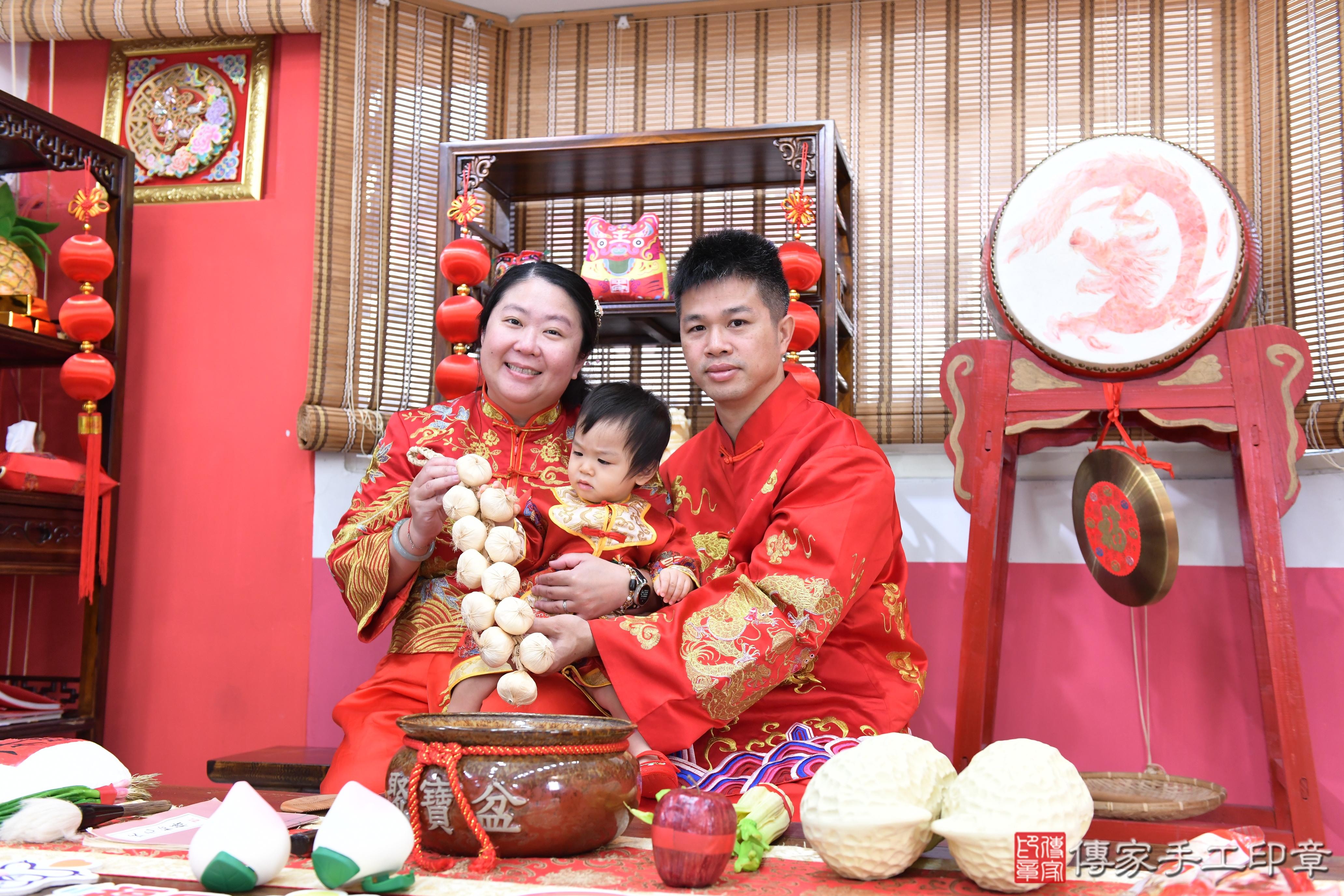 傳家手工印章高雄店、美式抓周、抓周道具、未來職業、滿周歲、瑋瑋寶寶、高雄市、拍照、生日快樂