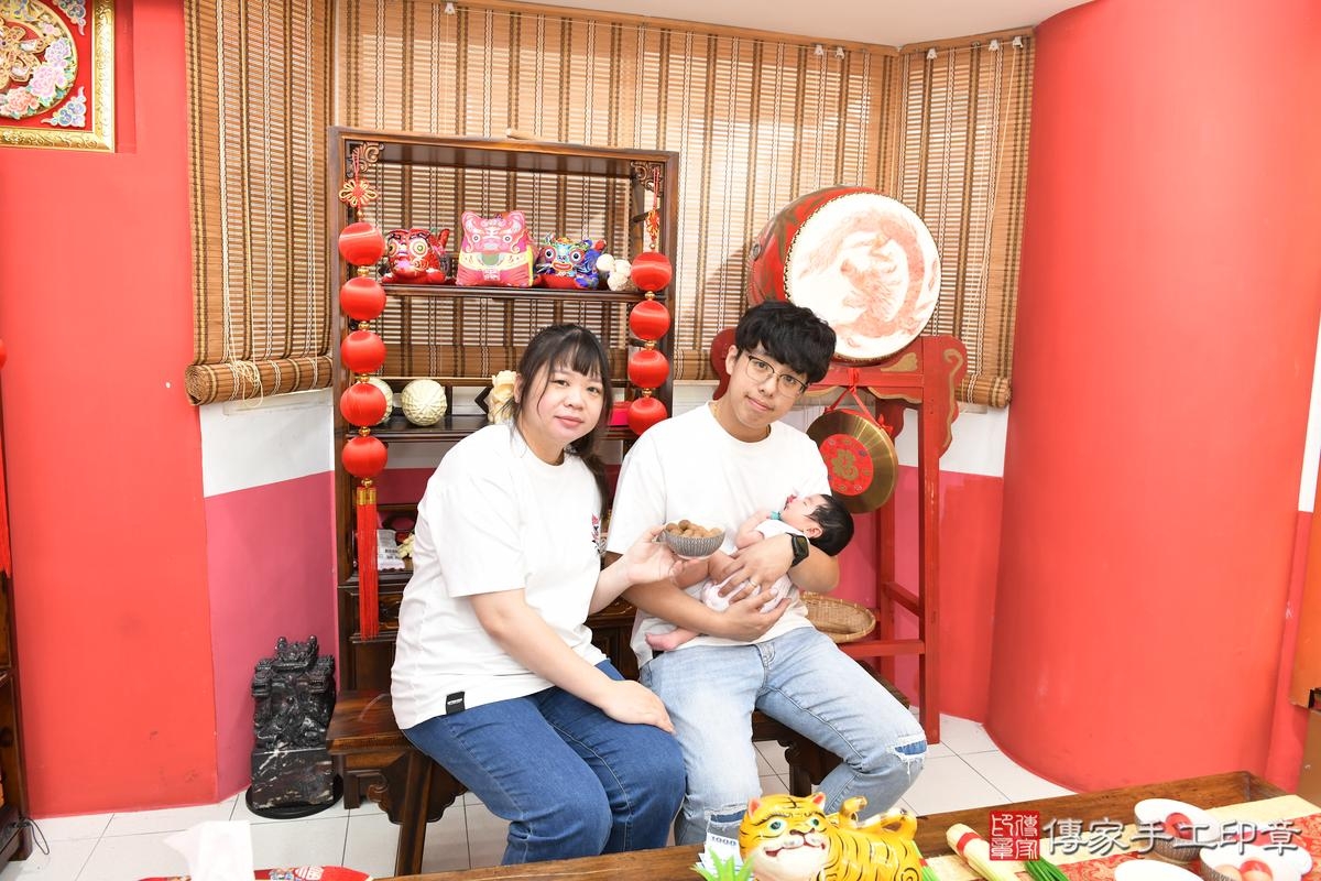 傳家手工印章高雄店、剃頭、滿月、剃胎毛、剃頭十禮、翎翎寶寶、高雄市、拍照、生日快樂