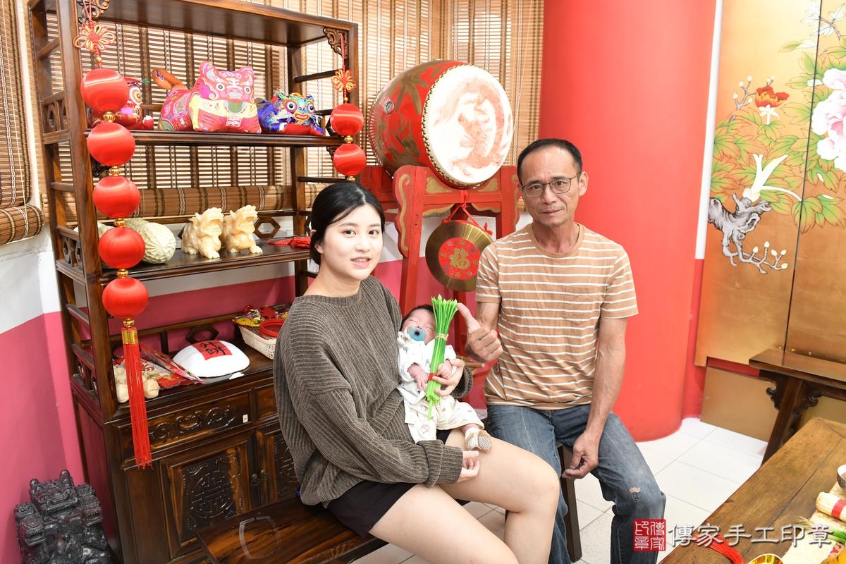 傳家手工印章高雄店、剃頭、滿月、剃胎毛、剃頭十禮、葳葳寶寶、高雄市、拍照、生日快樂
