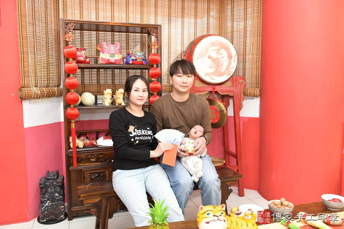 傳家手工印章高雄店、剃頭、滿月、剃胎毛、剃頭十禮、綸綸寶寶、高雄市、拍照、生日快樂 傳家手工印章高雄店、剃頭、滿月、剃胎毛、剃頭十禮、綸綸寶寶、高雄市、拍照、生日快樂