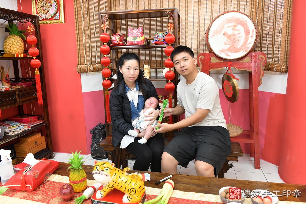 傳家手工印章高雄店、剃頭、滿月、剃胎毛、剃頭十禮、杰杰寶寶、高雄市、拍照、生日快樂