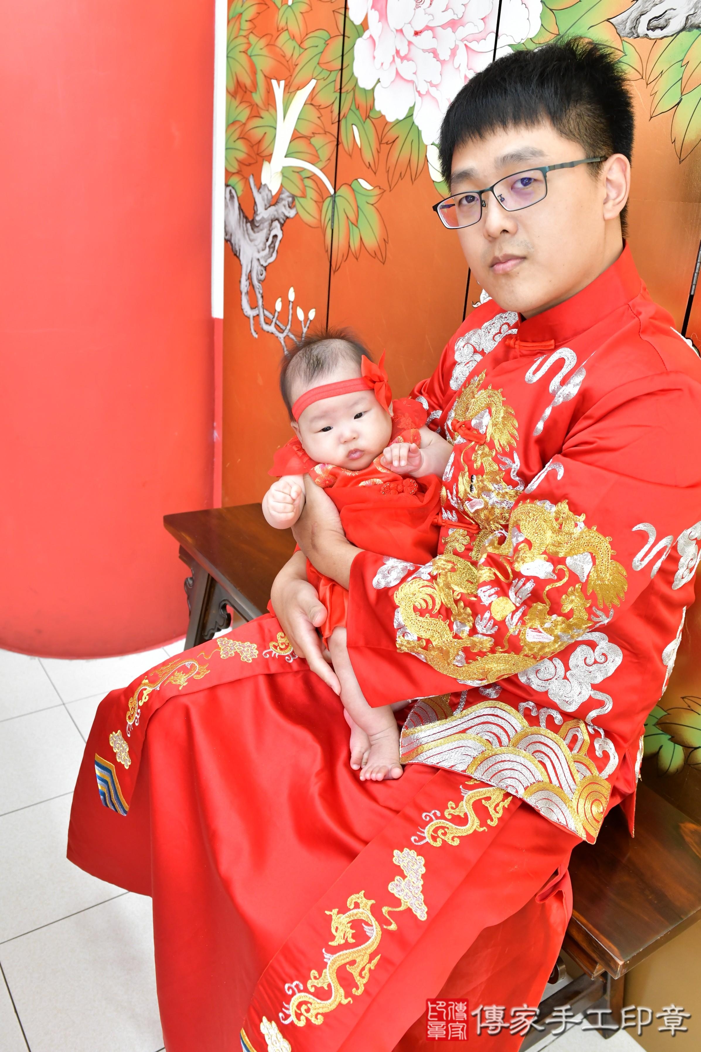 傳家手工印章高雄店、收涎、四個月、收涎餅、吉祥話、小惠寶寶、高雄市、拍照、生日快樂