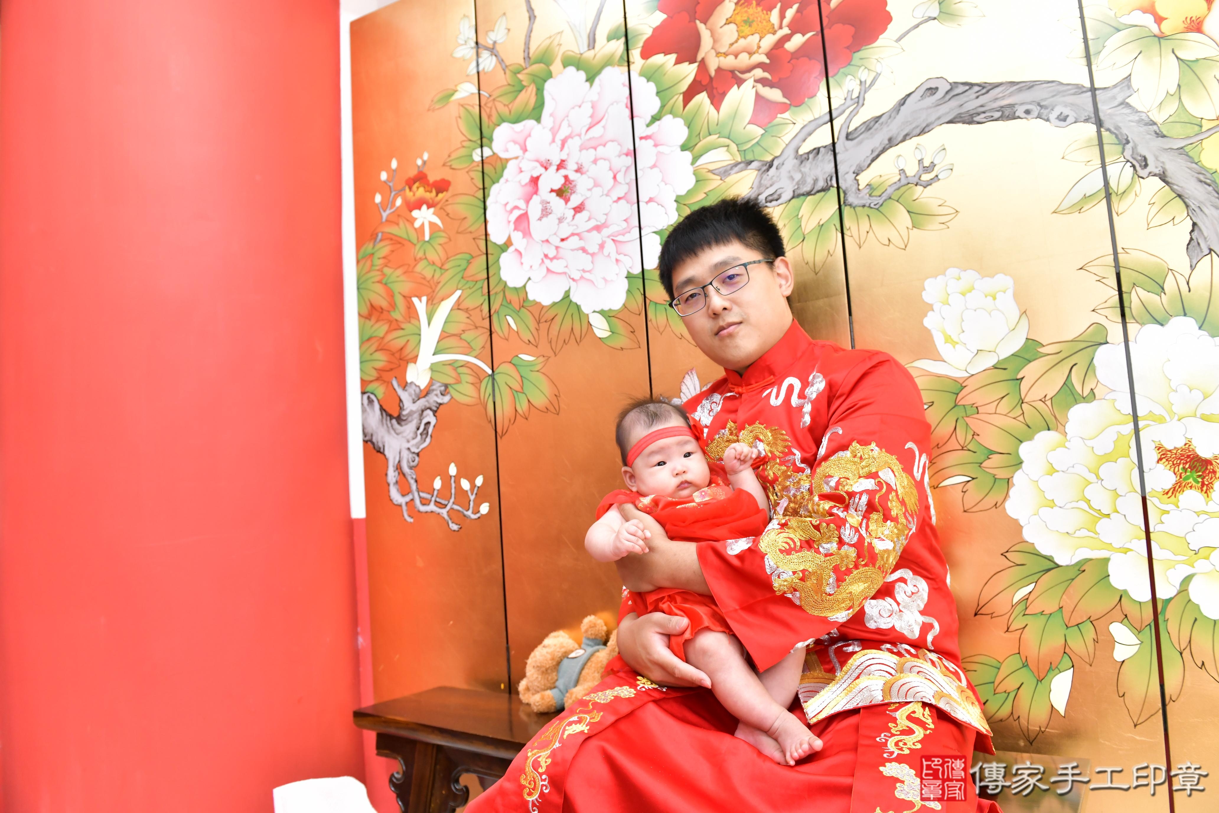傳家手工印章高雄店、收涎、四個月、收涎餅、吉祥話、小惠寶寶、高雄市、拍照、生日快樂