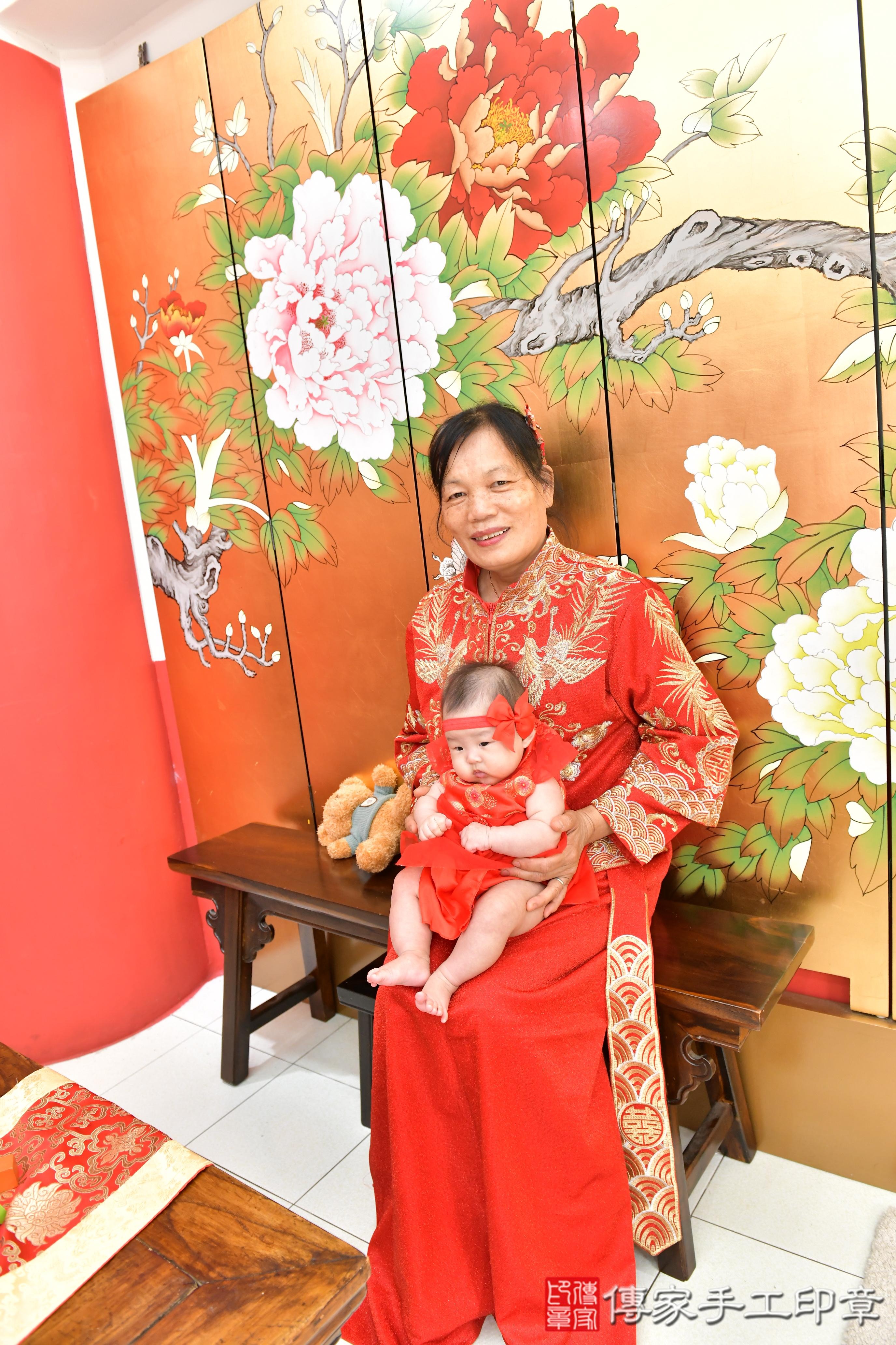 傳家手工印章高雄店、收涎、四個月、收涎餅、吉祥話、小惠寶寶、高雄市、拍照、生日快樂