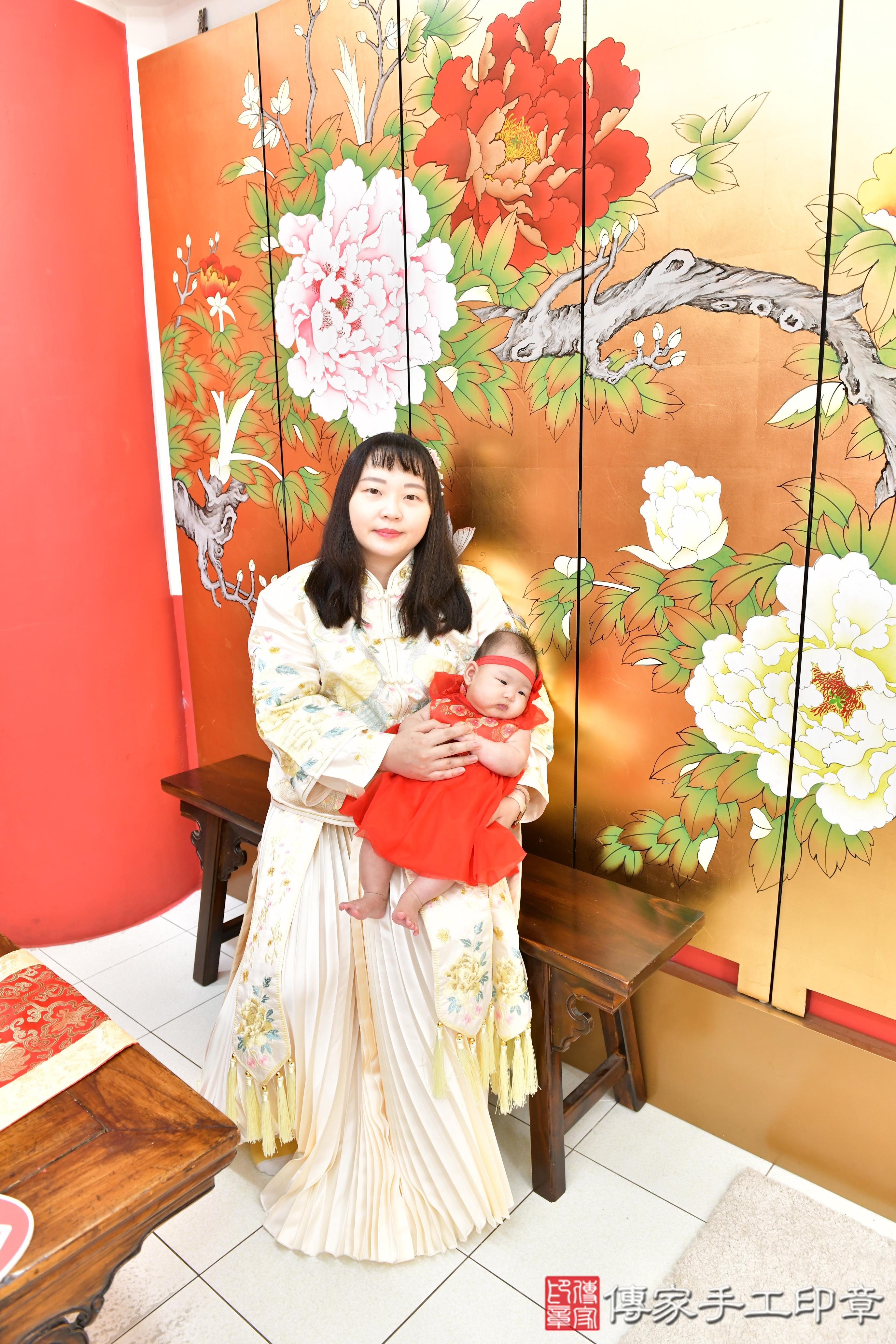 傳家手工印章高雄店、收涎、四個月、收涎餅、吉祥話、小惠寶寶、高雄市、拍照、生日快樂
