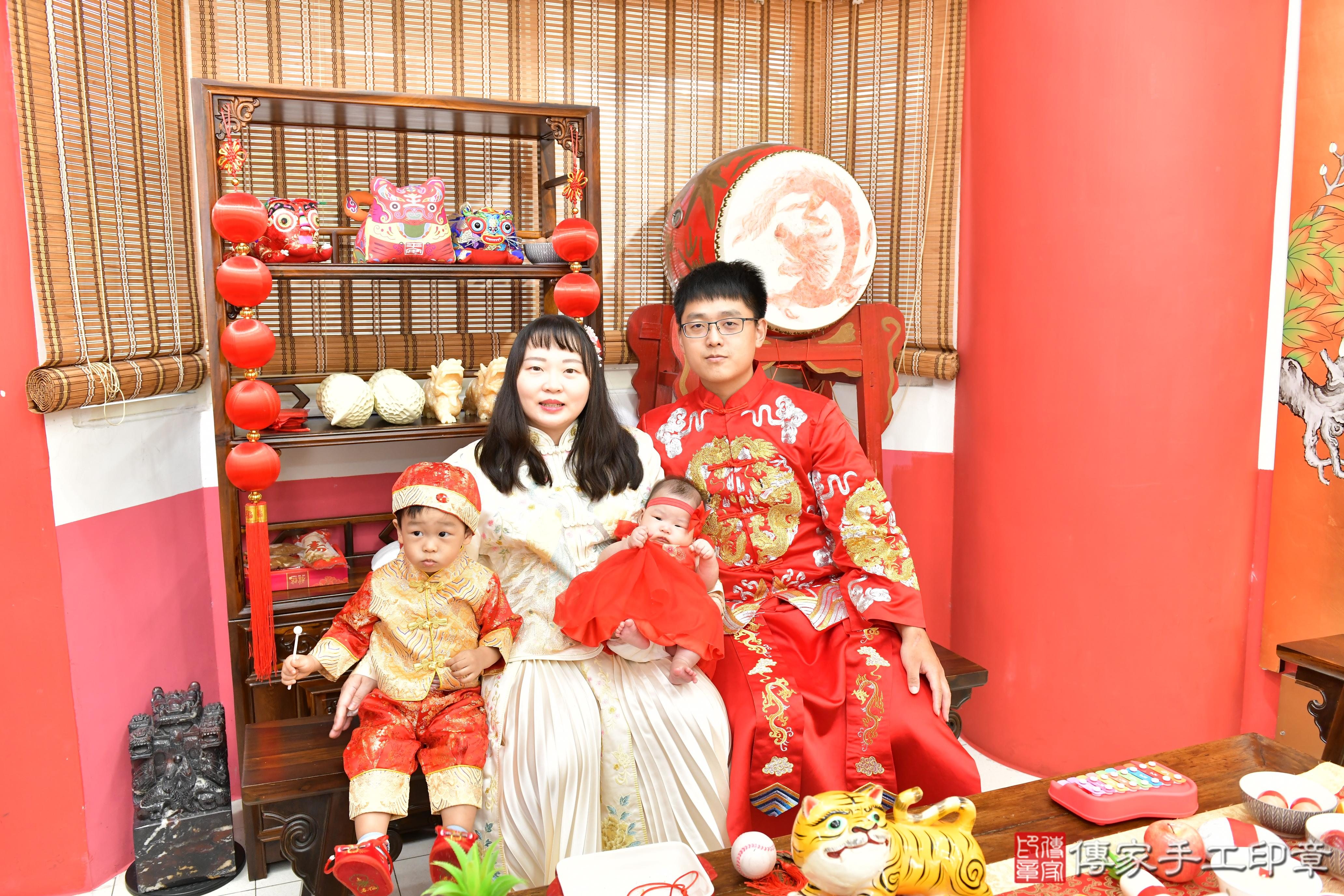 傳家手工印章高雄店、收涎、四個月、收涎餅、吉祥話、小惠寶寶、高雄市、拍照、生日快樂