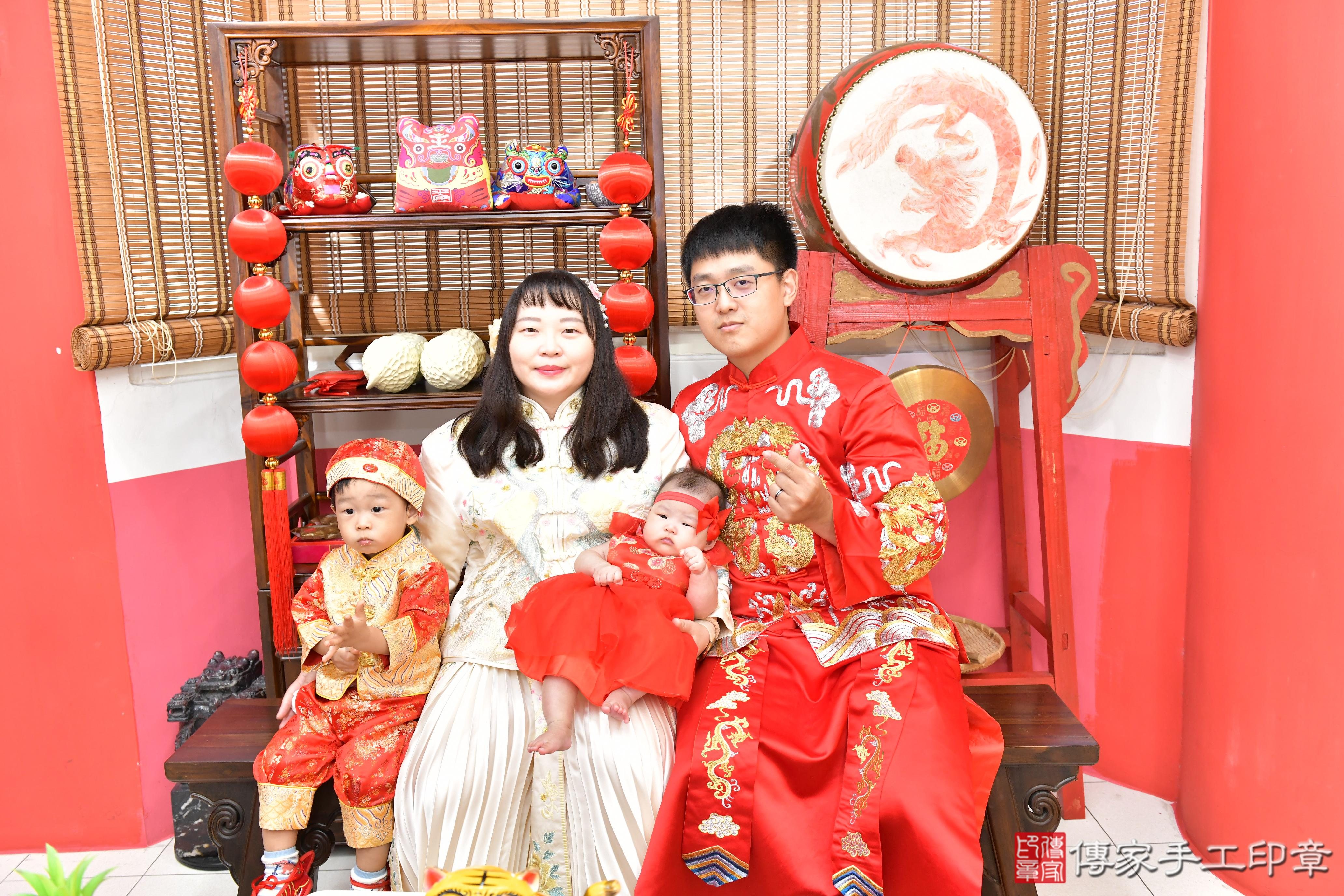 傳家手工印章高雄店、收涎、四個月、收涎餅、吉祥話、小惠寶寶、高雄市、拍照、生日快樂