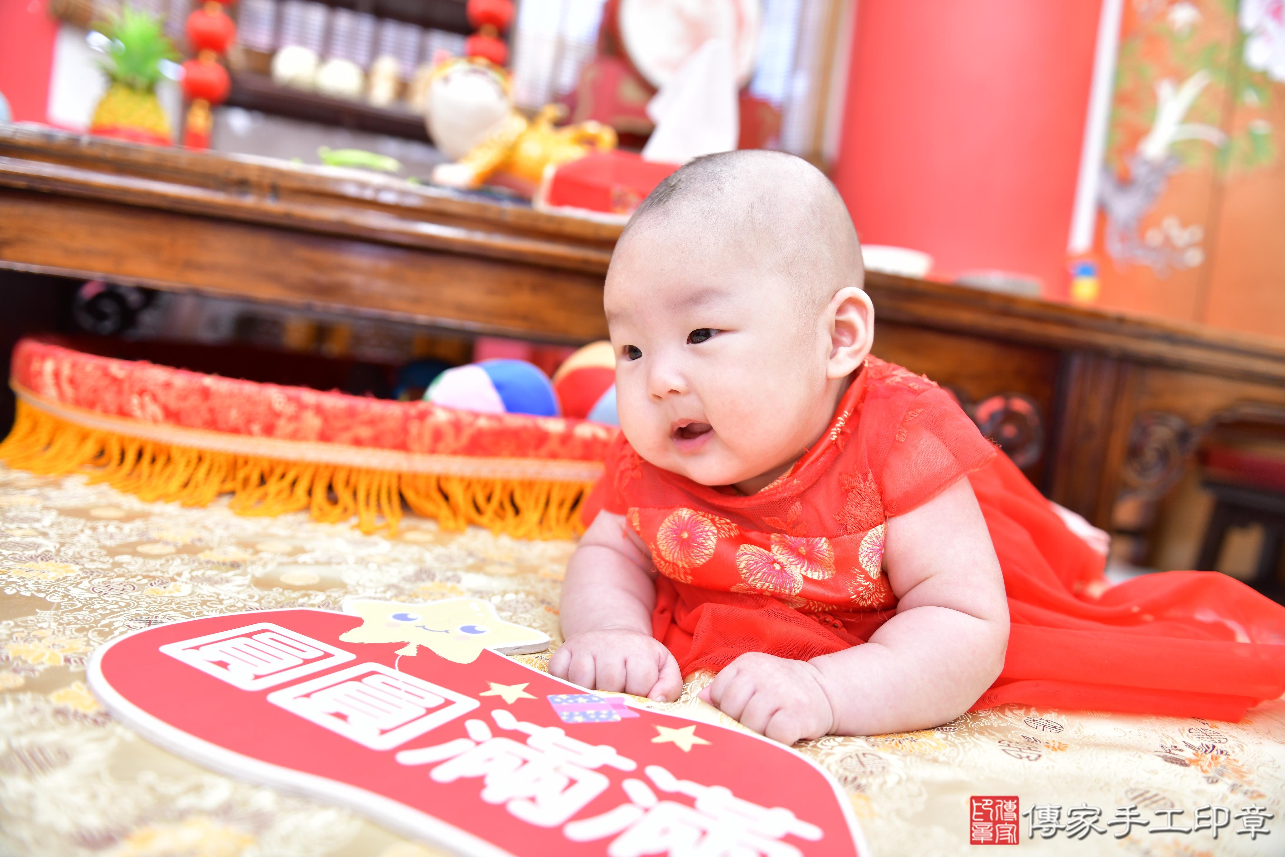 傳家手工印章高雄店、收涎、四個月、收涎餅、吉祥話、小惠寶寶、高雄市、拍照、生日快樂