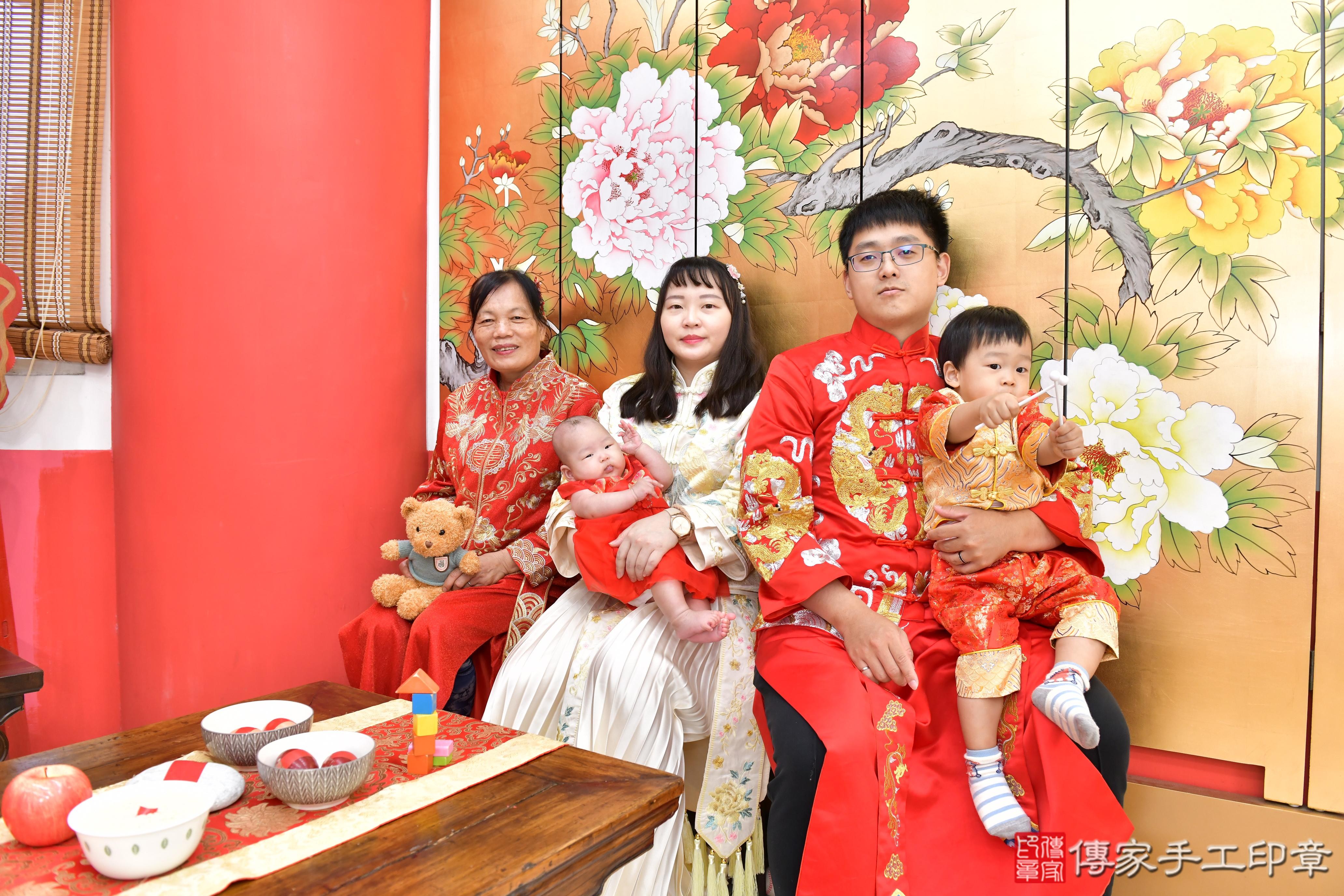 傳家手工印章高雄店、收涎、四個月、收涎餅、吉祥話、小惠寶寶、高雄市、拍照、生日快樂