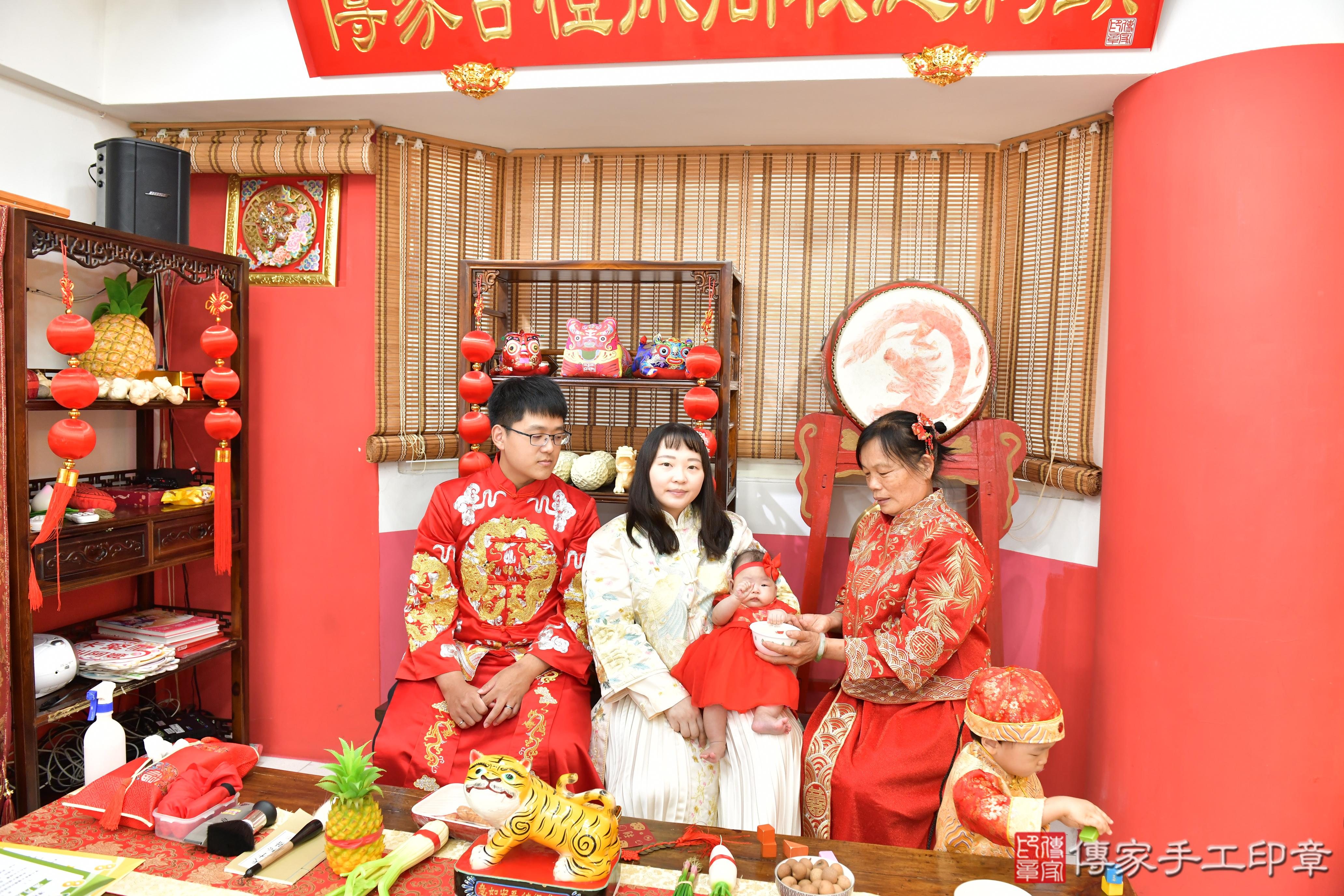 傳家手工印章高雄店、收涎、四個月、收涎餅、吉祥話、小惠寶寶、高雄市、拍照、生日快樂