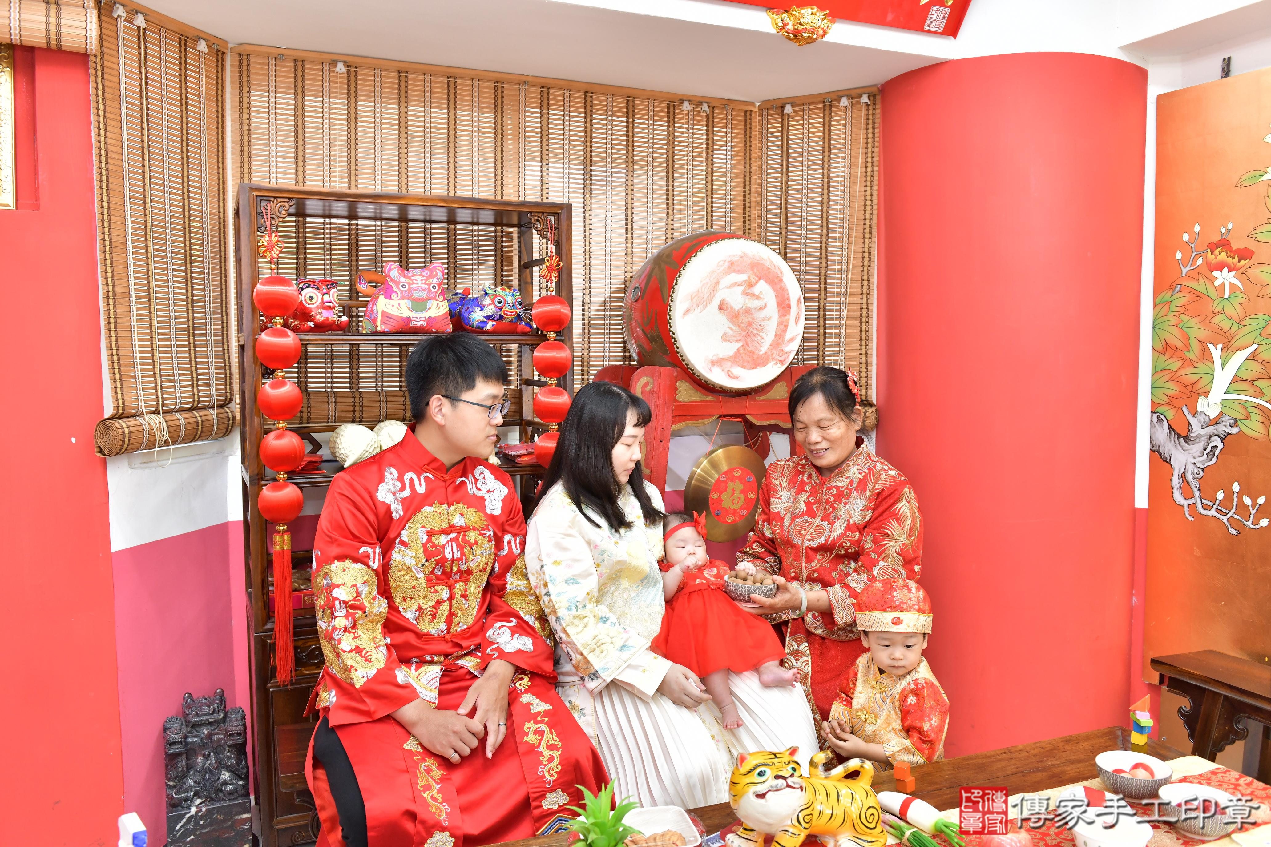 傳家手工印章高雄店、收涎、四個月、收涎餅、吉祥話、小惠寶寶、高雄市、拍照、生日快樂