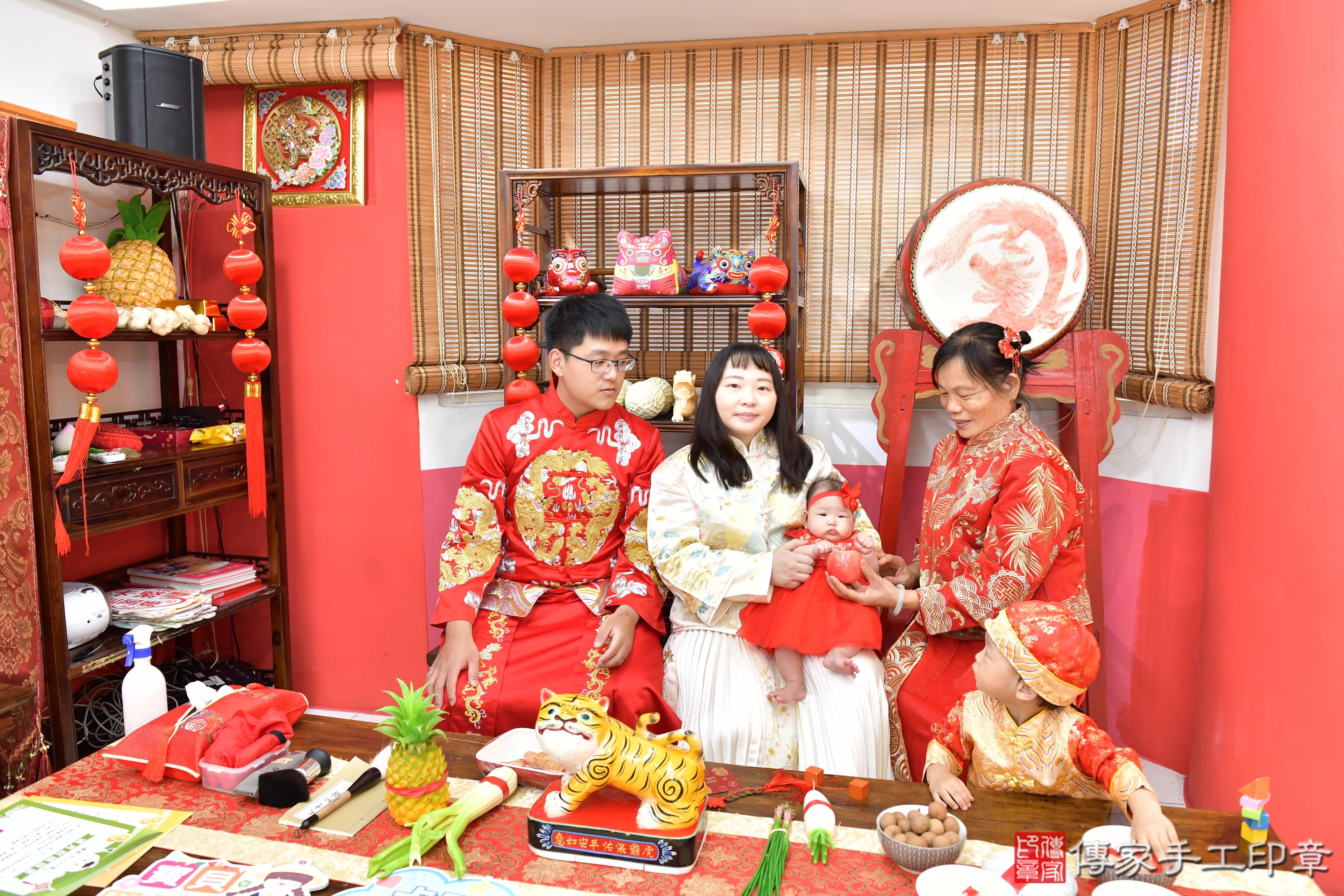 傳家手工印章高雄店、收涎、四個月、收涎餅、吉祥話、小惠寶寶、高雄市、拍照、生日快樂