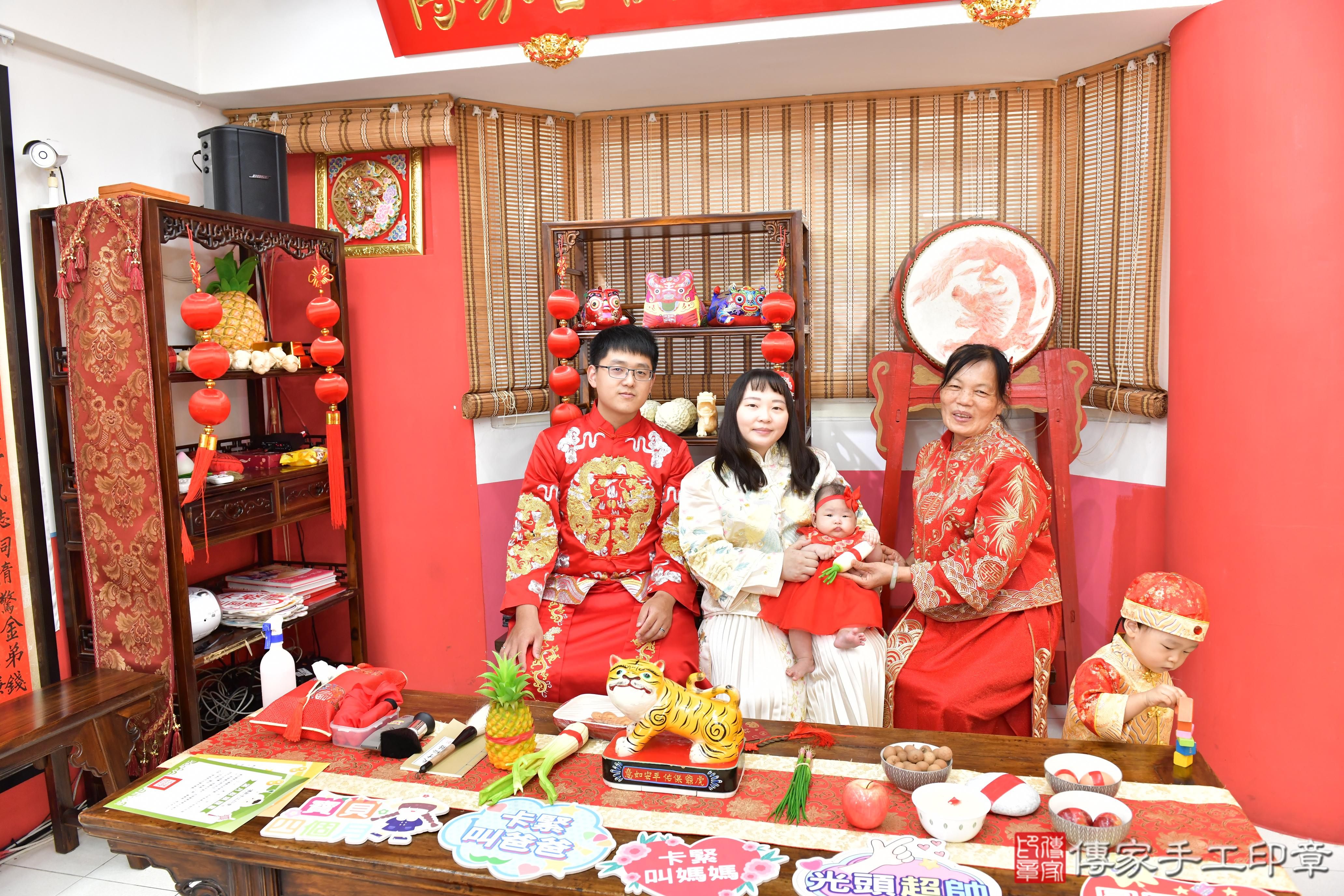傳家手工印章高雄店、收涎、四個月、收涎餅、吉祥話、小惠寶寶、高雄市、拍照、生日快樂