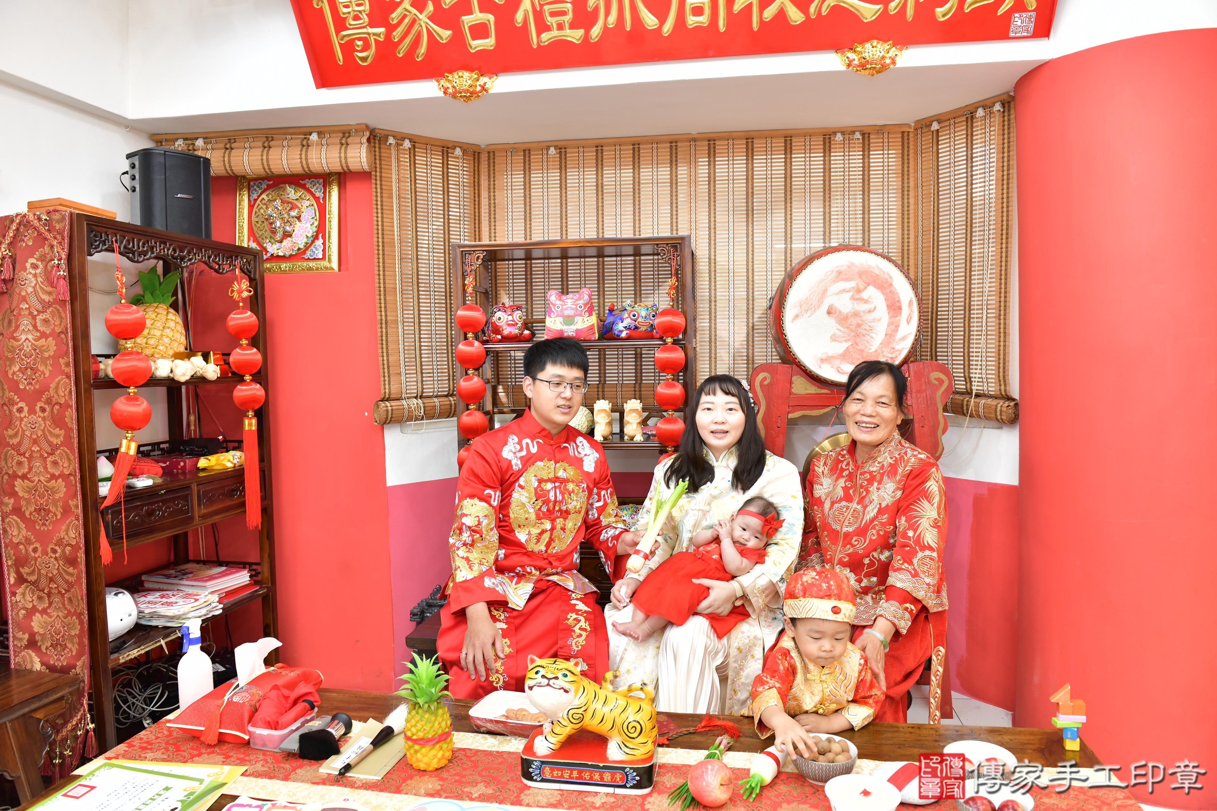 傳家手工印章高雄店、收涎、四個月、收涎餅、吉祥話、小惠寶寶、高雄市、拍照、生日快樂