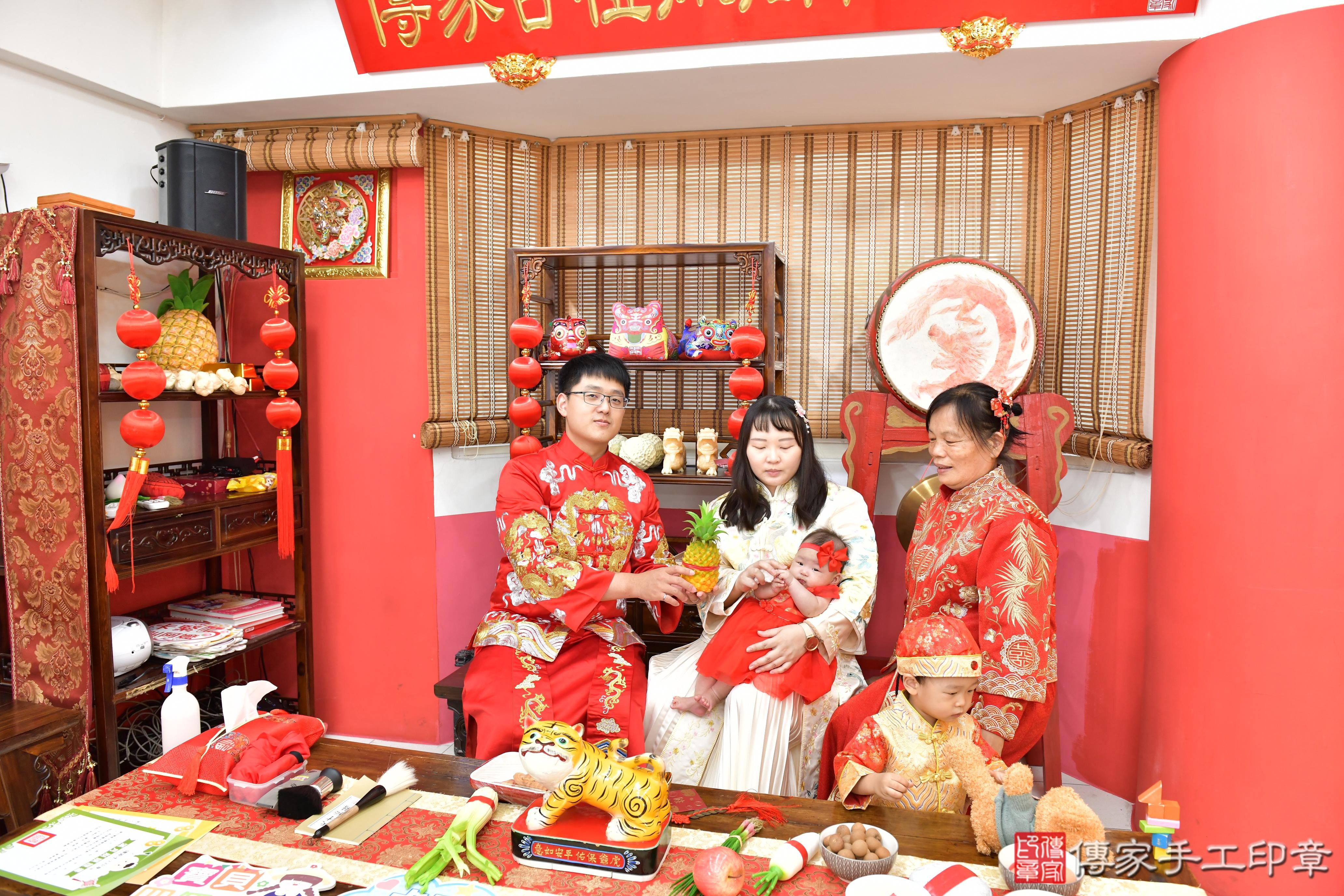 傳家手工印章高雄店、收涎、四個月、收涎餅、吉祥話、小惠寶寶、高雄市、拍照、生日快樂