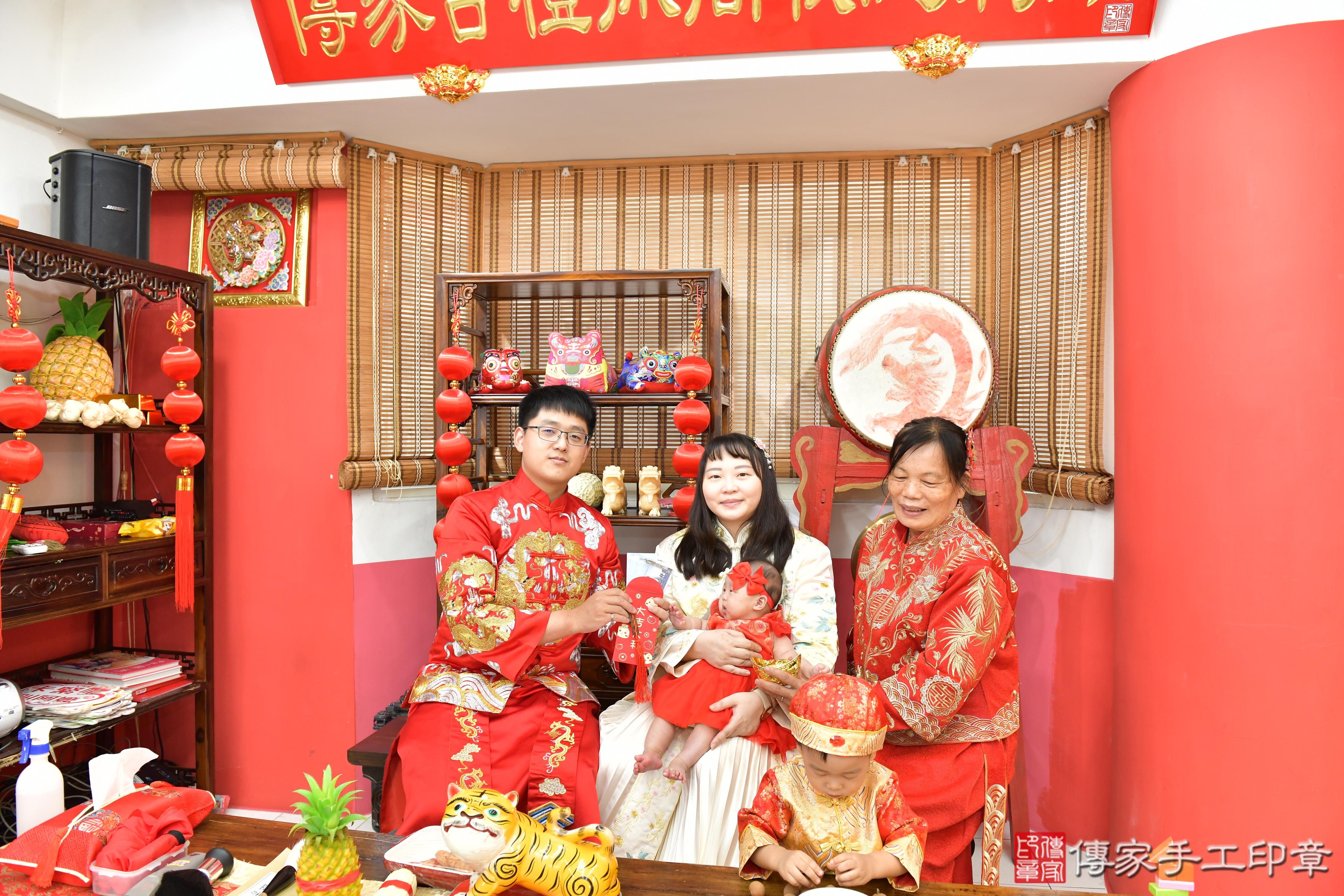 傳家手工印章高雄店、收涎、四個月、收涎餅、吉祥話、小惠寶寶、高雄市、拍照、生日快樂