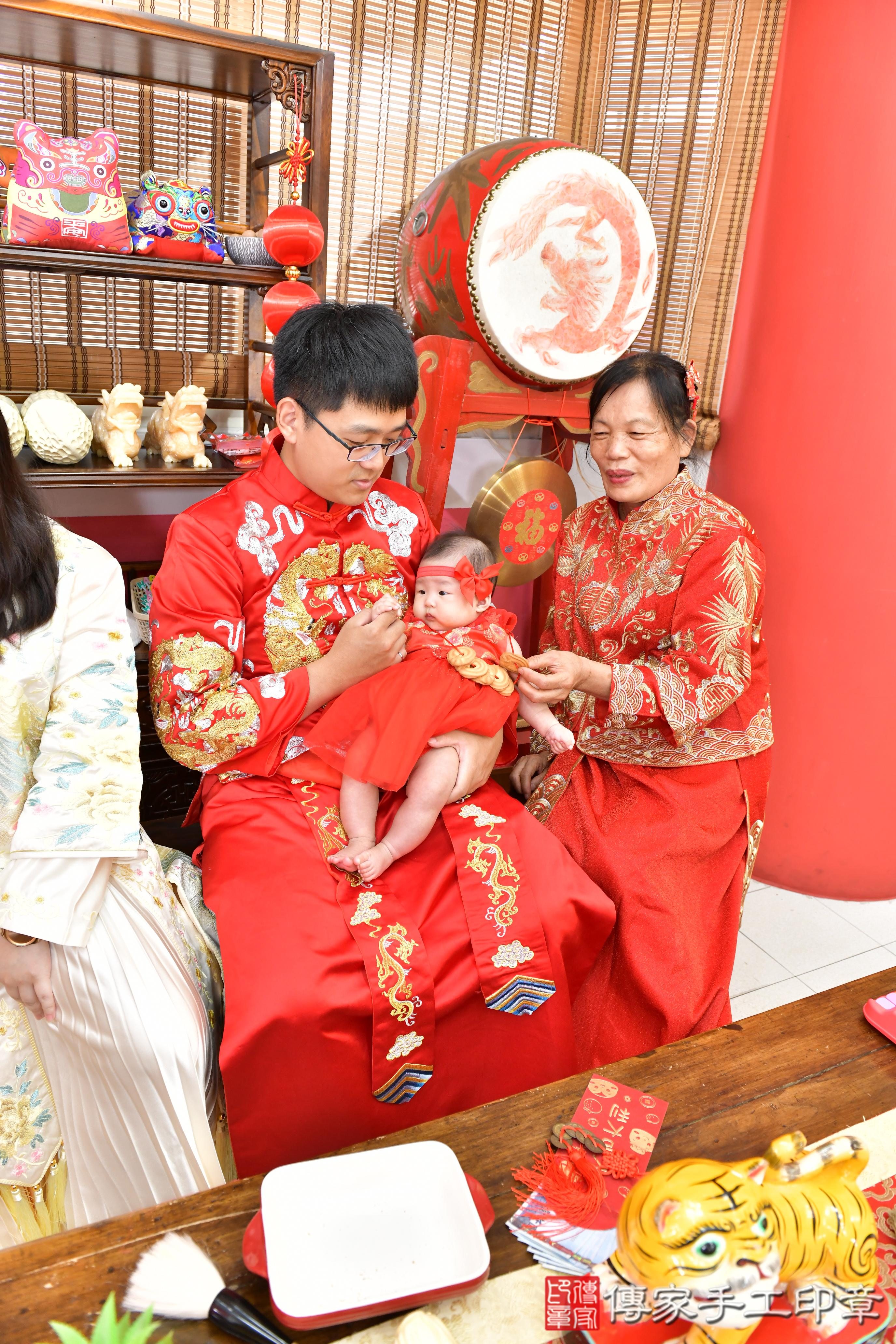 傳家手工印章高雄店、收涎、四個月、收涎餅、吉祥話、小惠寶寶、高雄市、拍照、生日快樂