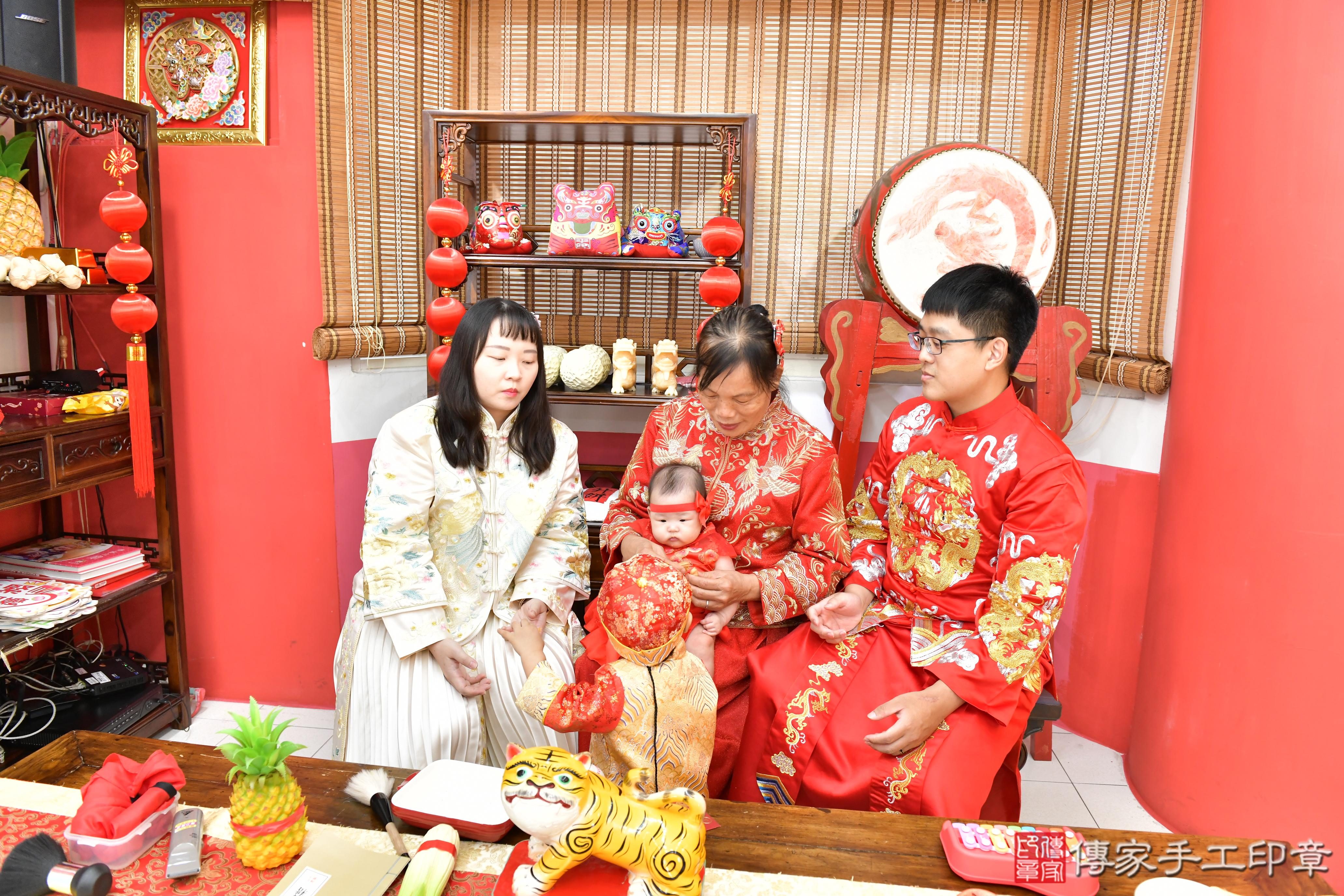 傳家手工印章高雄店、收涎、四個月、收涎餅、吉祥話、小惠寶寶、高雄市、拍照、生日快樂