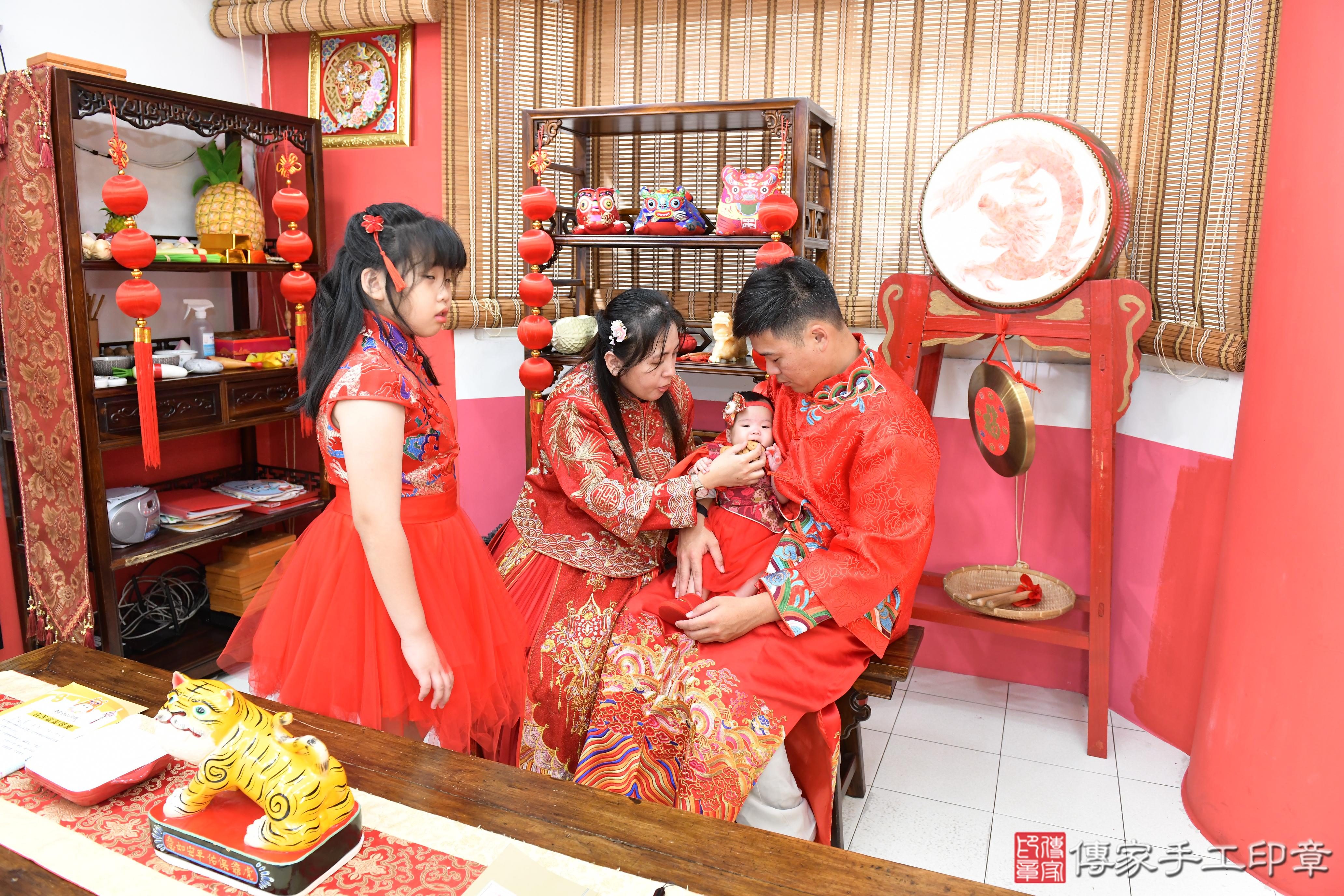 傳家手工印章高雄店、收涎、四個月、收涎餅、吉祥話、恩恩寶寶、高雄市、拍照、生日快樂