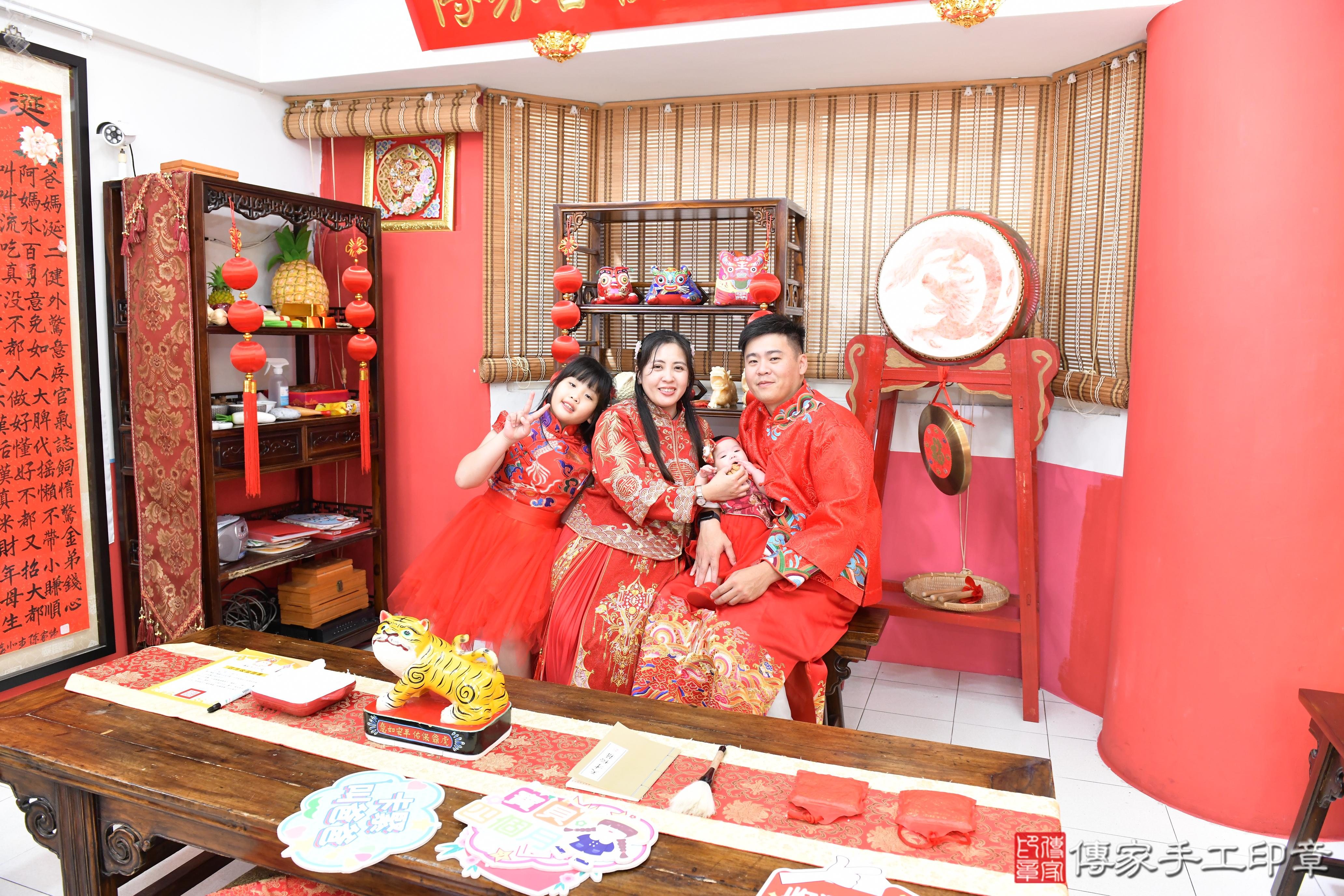 傳家手工印章高雄店、收涎、四個月、收涎餅、吉祥話、恩恩寶寶、高雄市、拍照、生日快樂