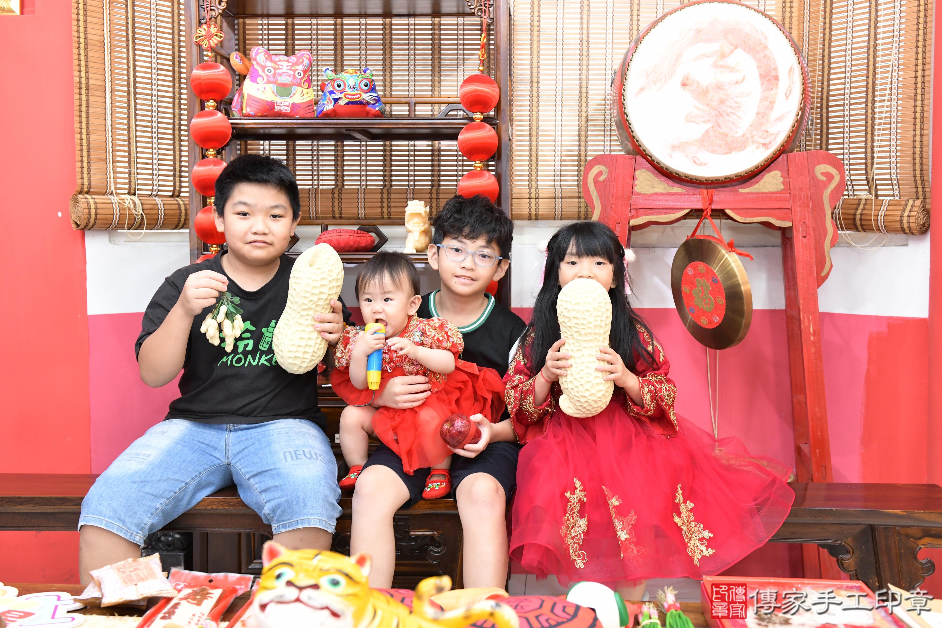 傳家手工印章高雄店、抓周、度晬、中國風會場、抓周道具物品、抓周證書、滿周歲、婷婷寶寶、高雄市、拍照、生日快樂
