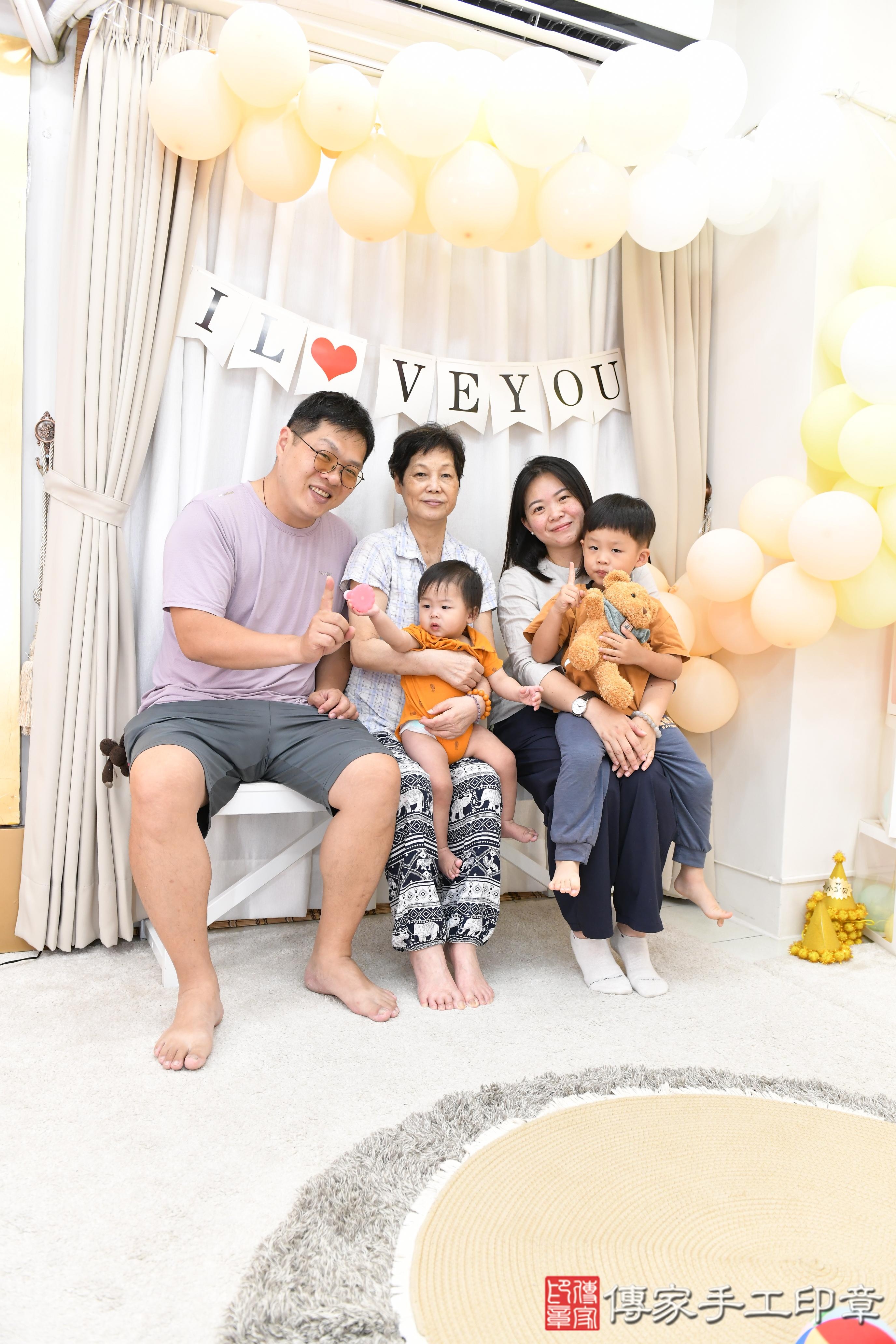 傳家手工印章高雄店、抓周、度晬、中國風會場、抓周道具物品、抓周證書、滿周歲、小志寶寶、高雄市、拍照、生日快樂
