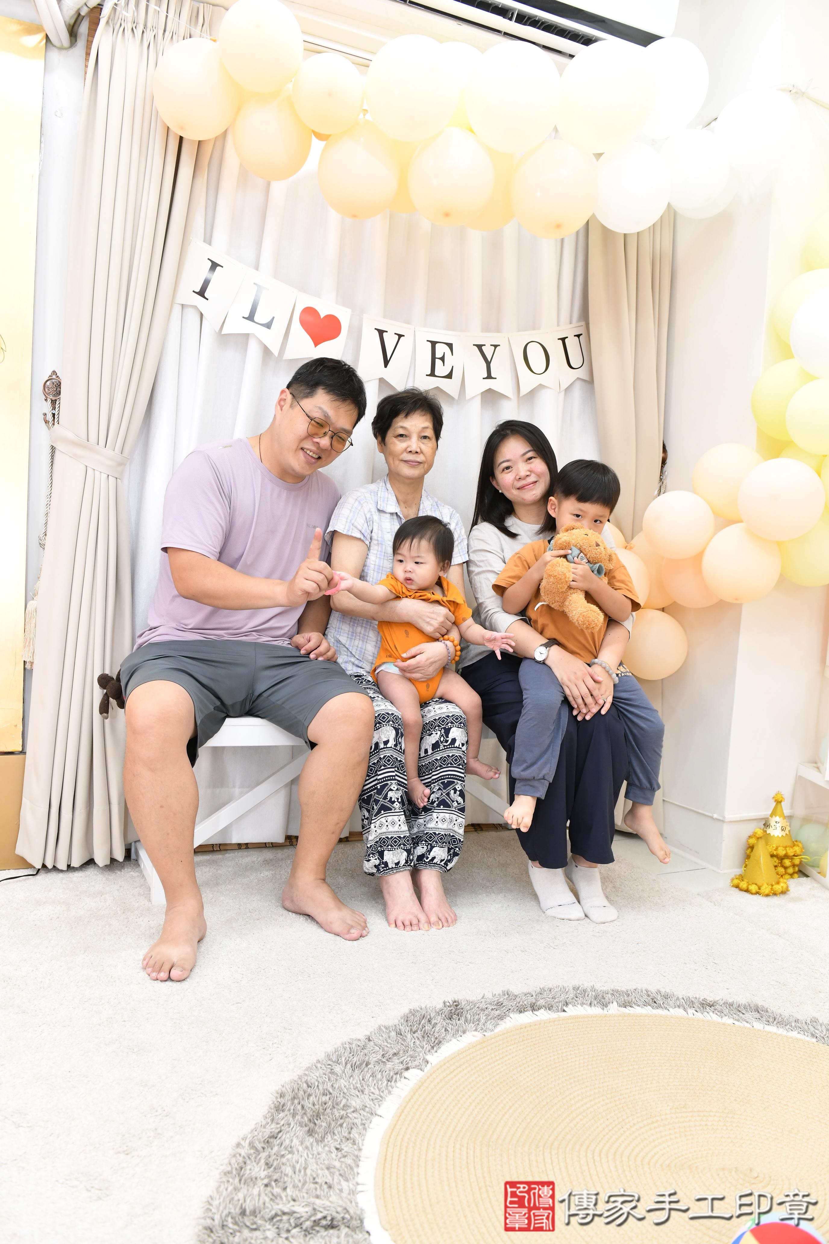 傳家手工印章高雄店、抓周、度晬、中國風會場、抓周道具物品、抓周證書、滿周歲、小志寶寶、高雄市、拍照、生日快樂