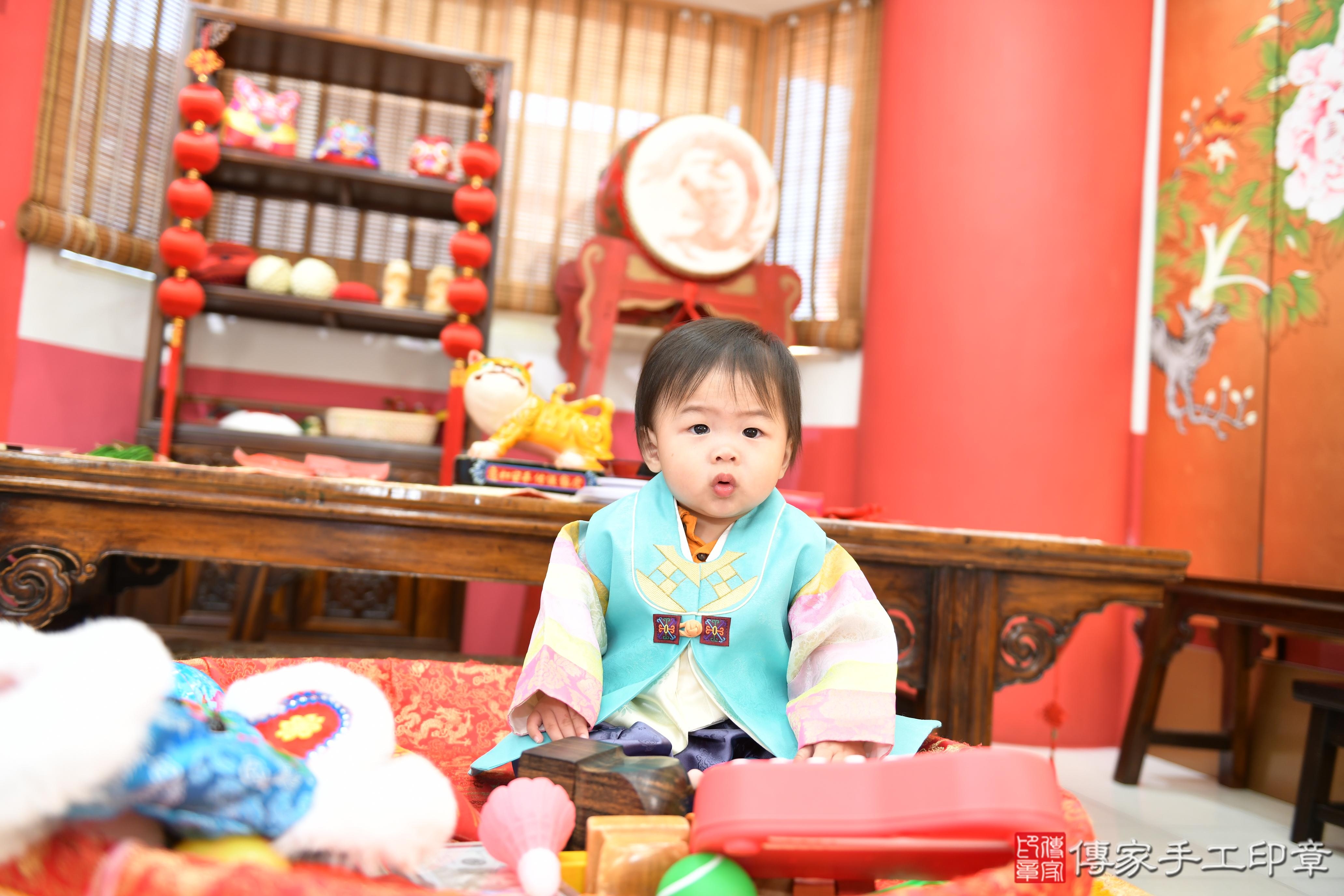 傳家手工印章高雄店、抓周、度晬、中國風會場、抓周道具物品、抓周證書、滿周歲、小志寶寶、高雄市、拍照、生日快樂