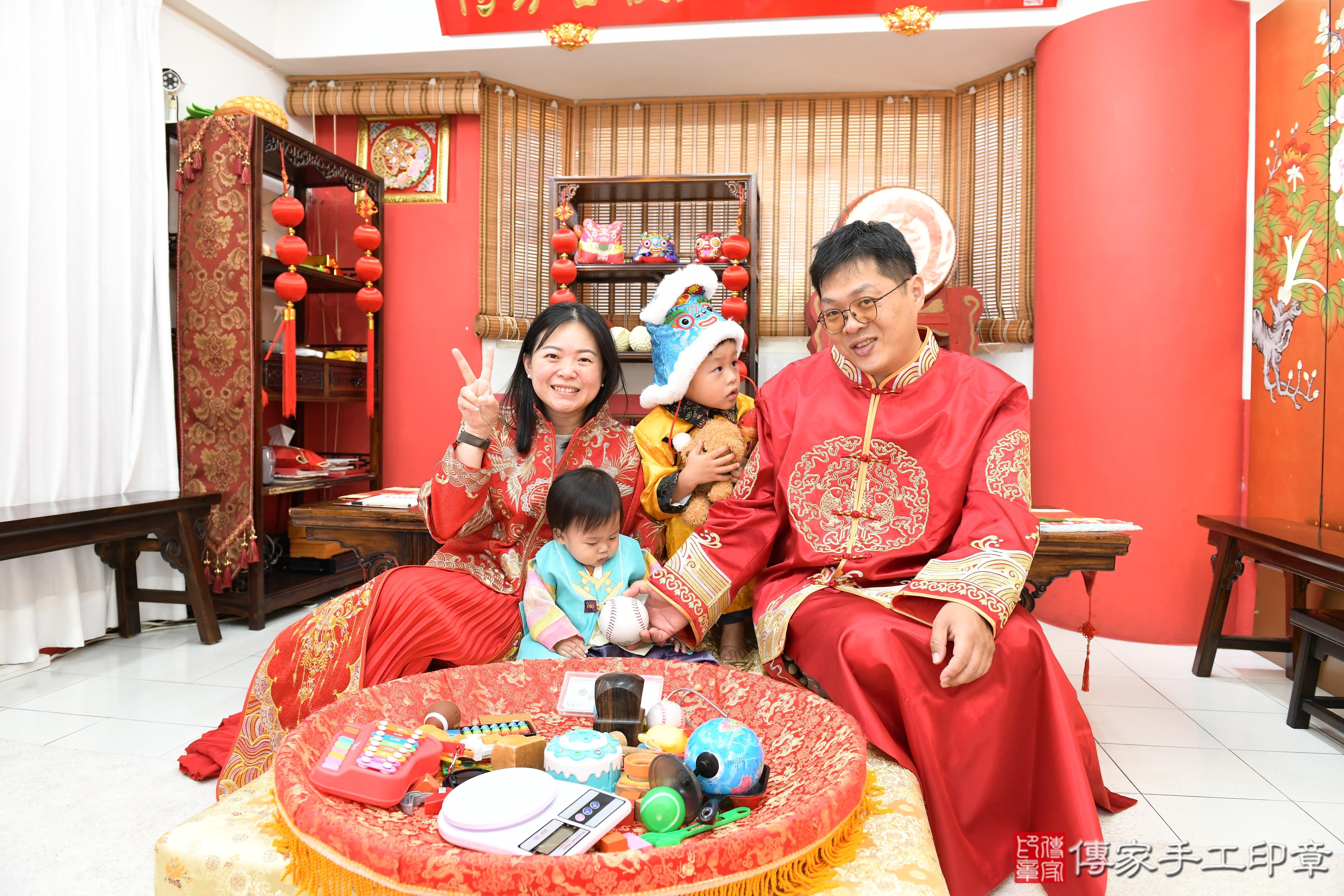 傳家手工印章高雄店、抓周、度晬、中國風會場、抓周道具物品、抓周證書、滿周歲、小志寶寶、高雄市、拍照、生日快樂