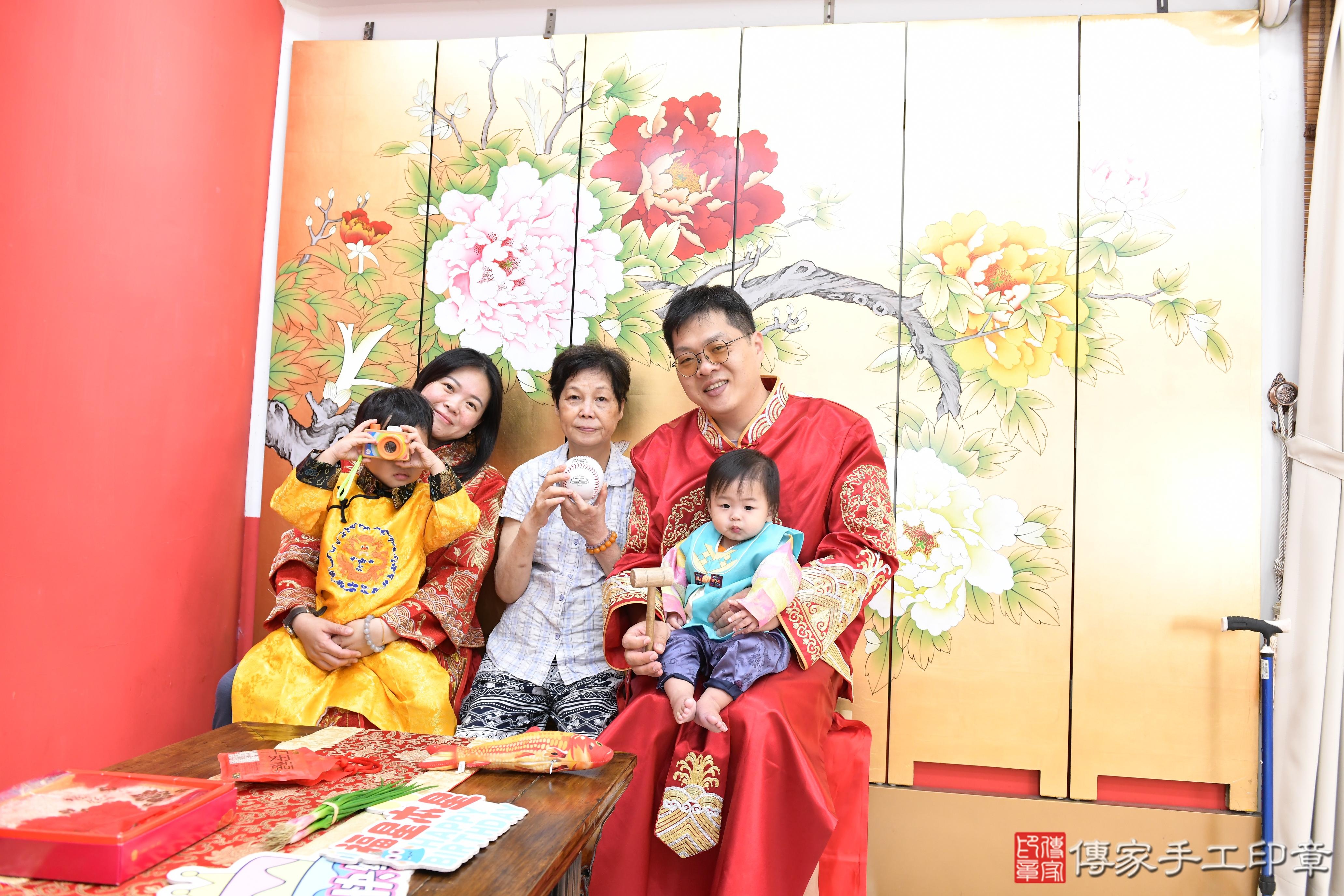 傳家手工印章高雄店、抓周、度晬、中國風會場、抓周道具物品、抓周證書、滿周歲、小志寶寶、高雄市、拍照、生日快樂