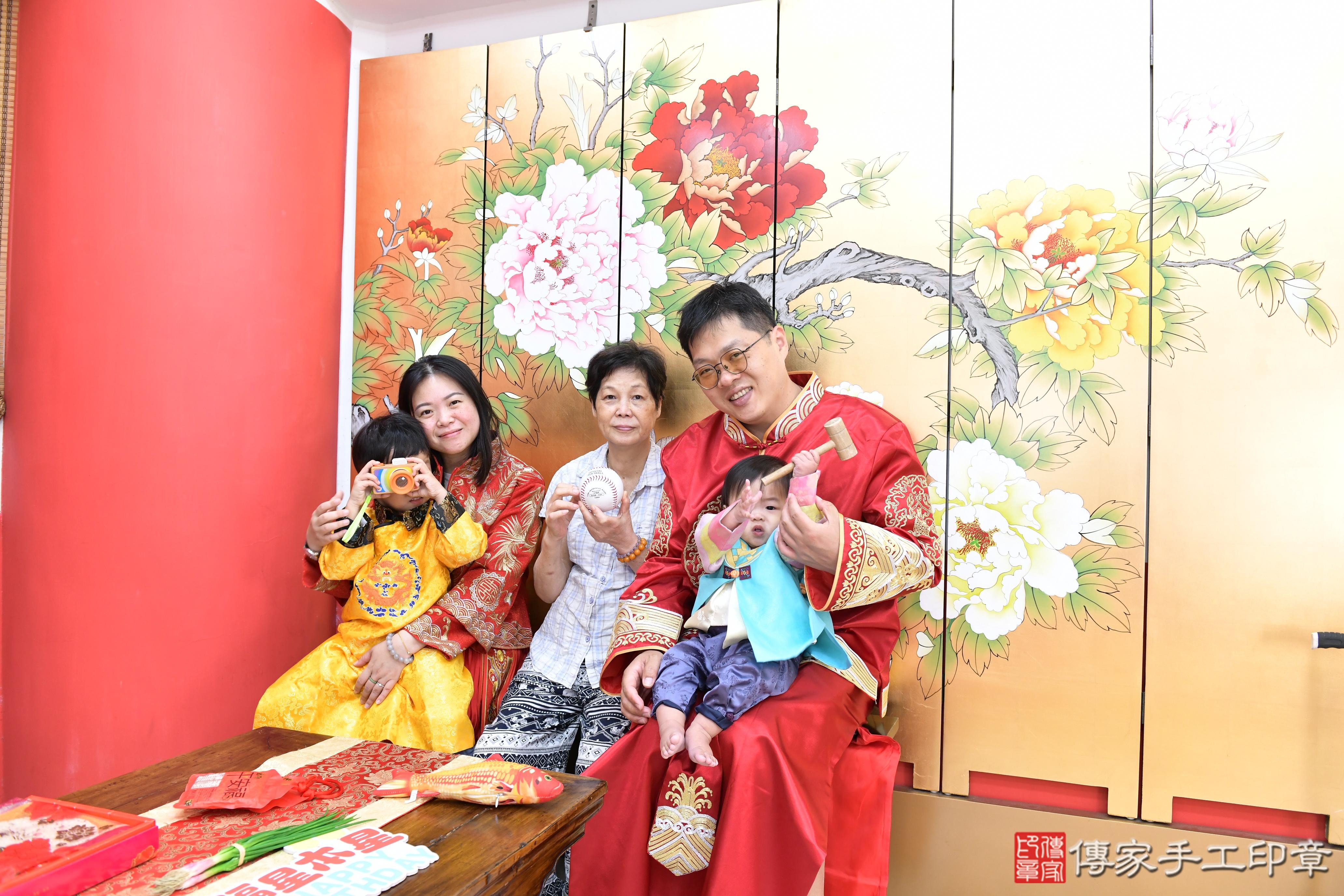 傳家手工印章高雄店、抓周、度晬、中國風會場、抓周道具物品、抓周證書、滿周歲、小志寶寶、高雄市、拍照、生日快樂