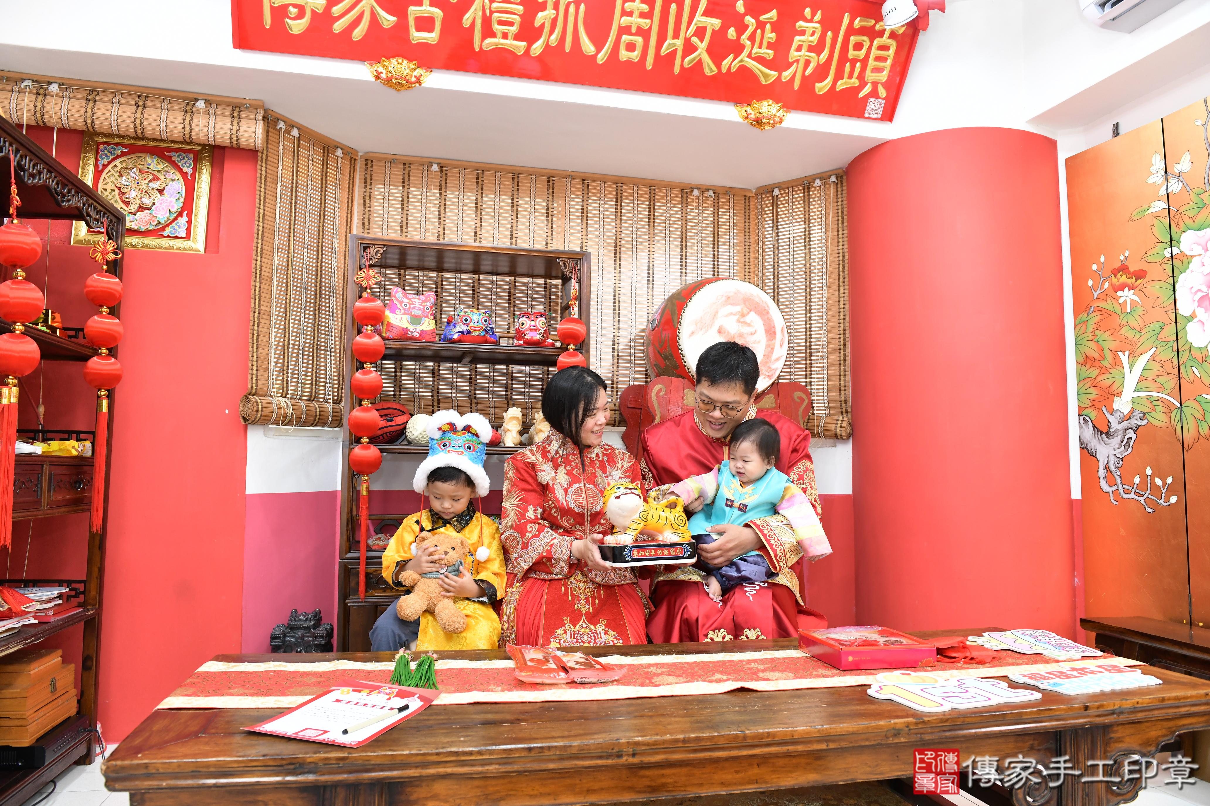 傳家手工印章高雄店、抓周、度晬、中國風會場、抓周道具物品、抓周證書、滿周歲、小志寶寶、高雄市、拍照、生日快樂