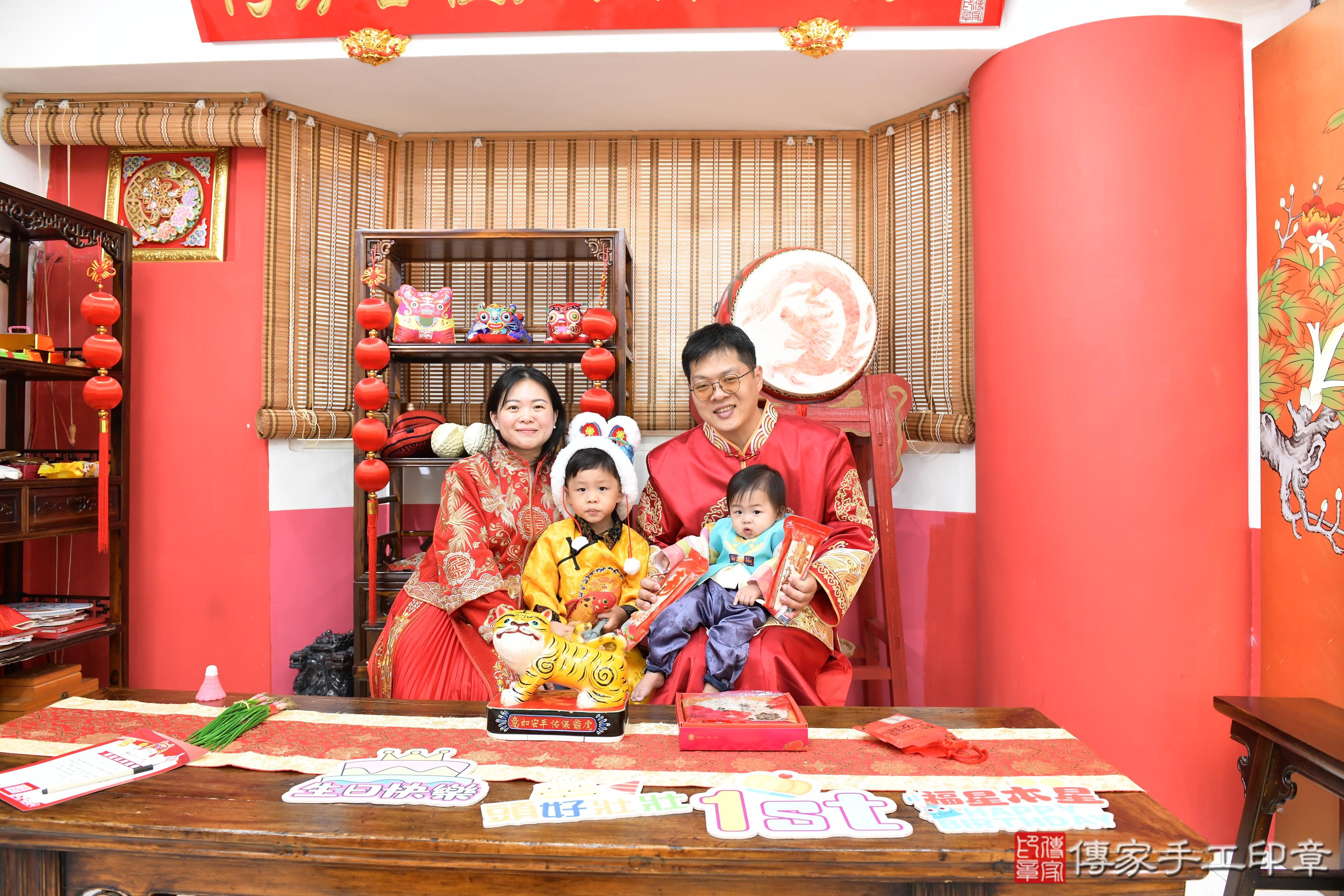 傳家手工印章高雄店、抓周、度晬、中國風會場、抓周道具物品、抓周證書、滿周歲、小志寶寶、高雄市、拍照、生日快樂