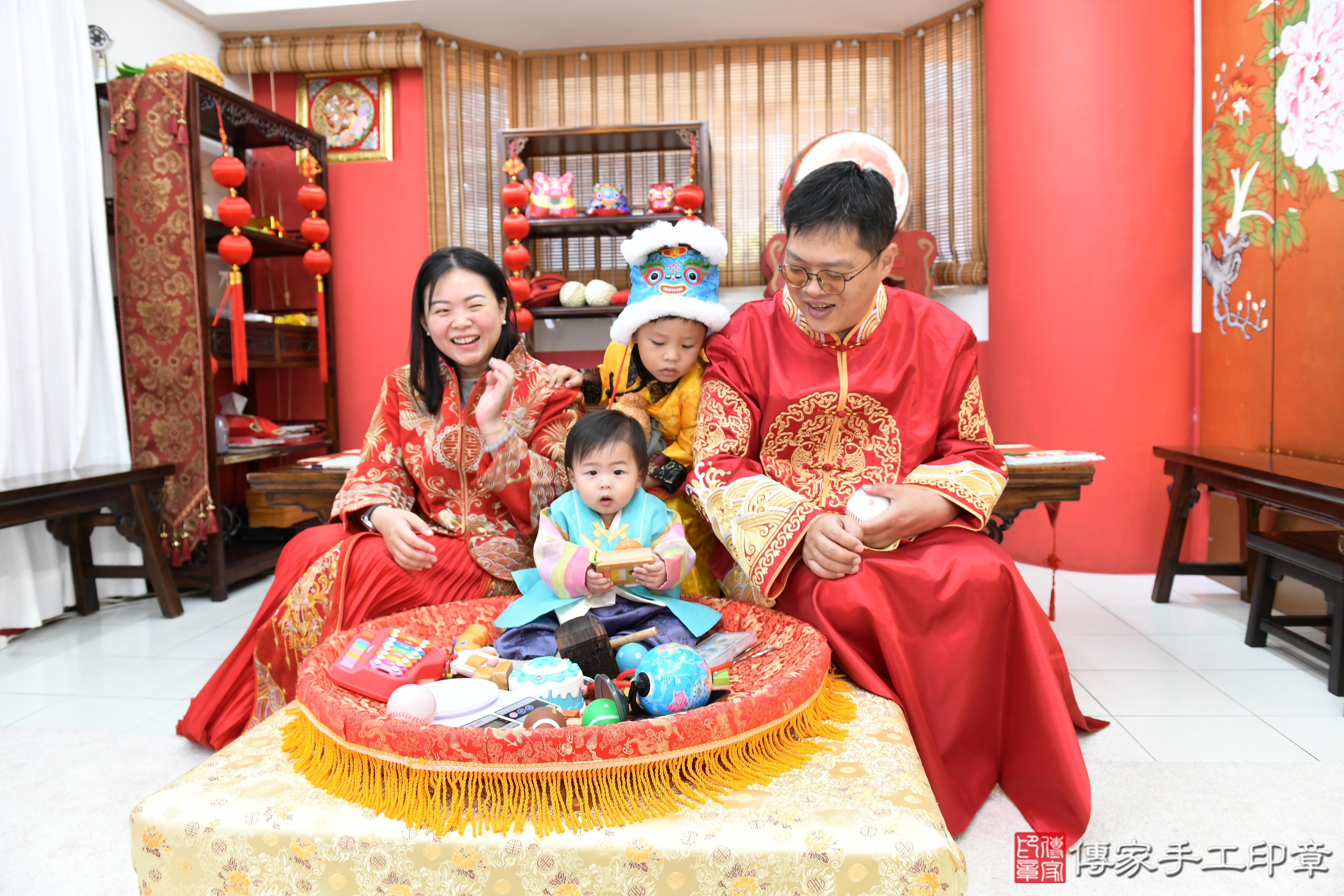 傳家手工印章高雄店、抓周、度晬、中國風會場、抓周道具物品、抓周證書、滿周歲、小志寶寶、高雄市、拍照、生日快樂