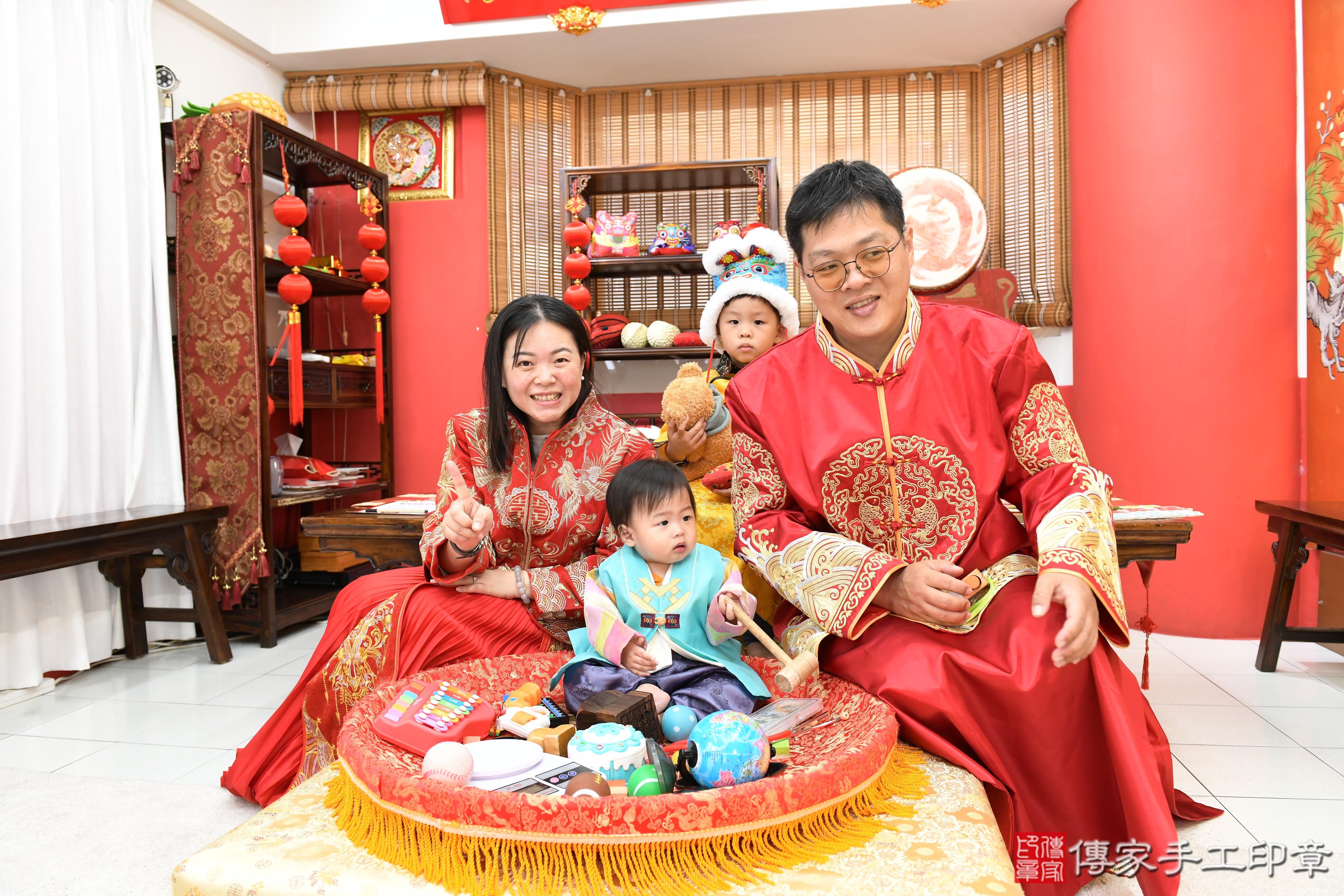 傳家手工印章高雄店、抓周、度晬、中國風會場、抓周道具物品、抓周證書、滿周歲、小志寶寶、高雄市、拍照、生日快樂