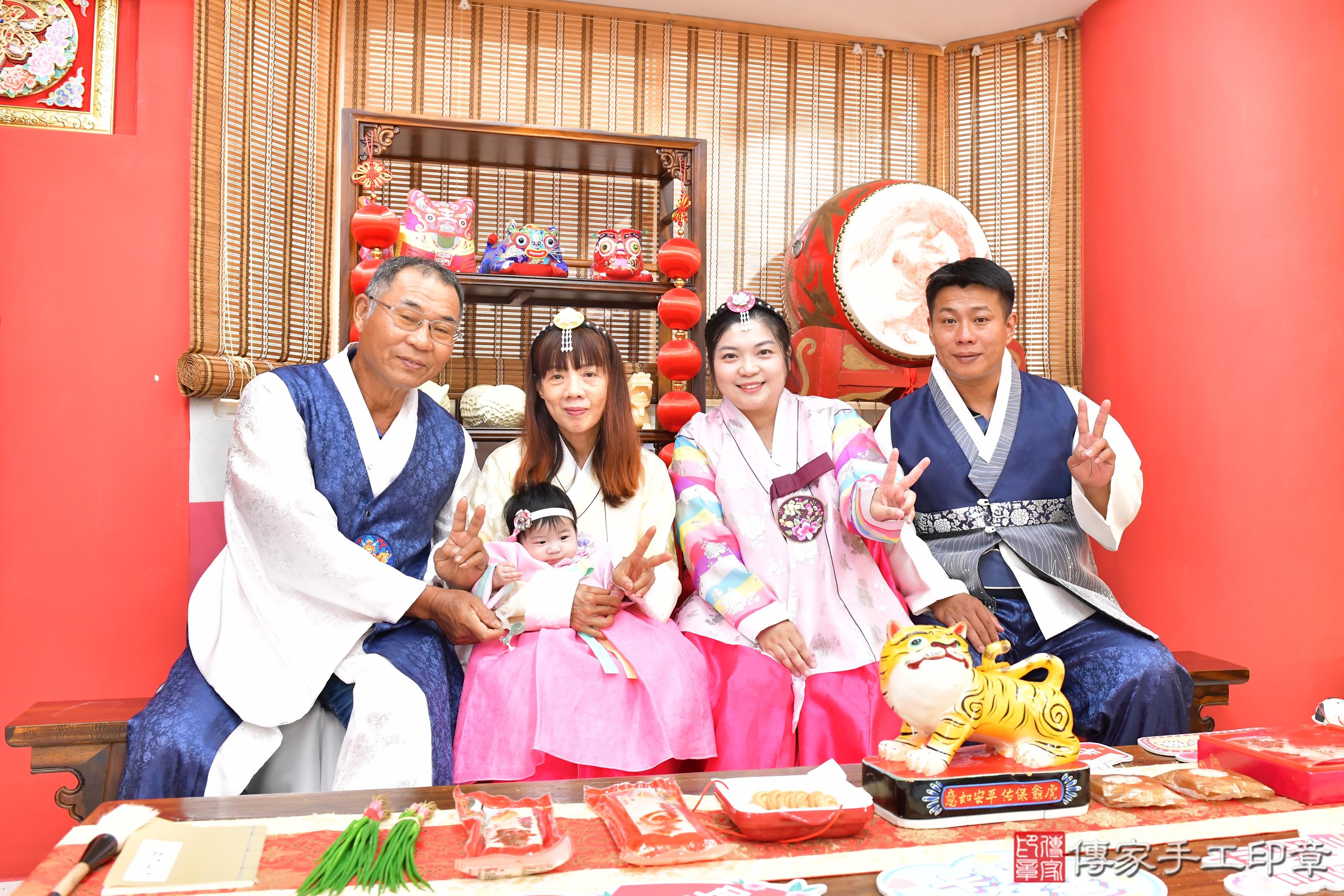 傳家手工印章高雄店、收涎、四個月、收涎餅、吉祥話、小霏寶寶、高雄市、拍照、生日快樂