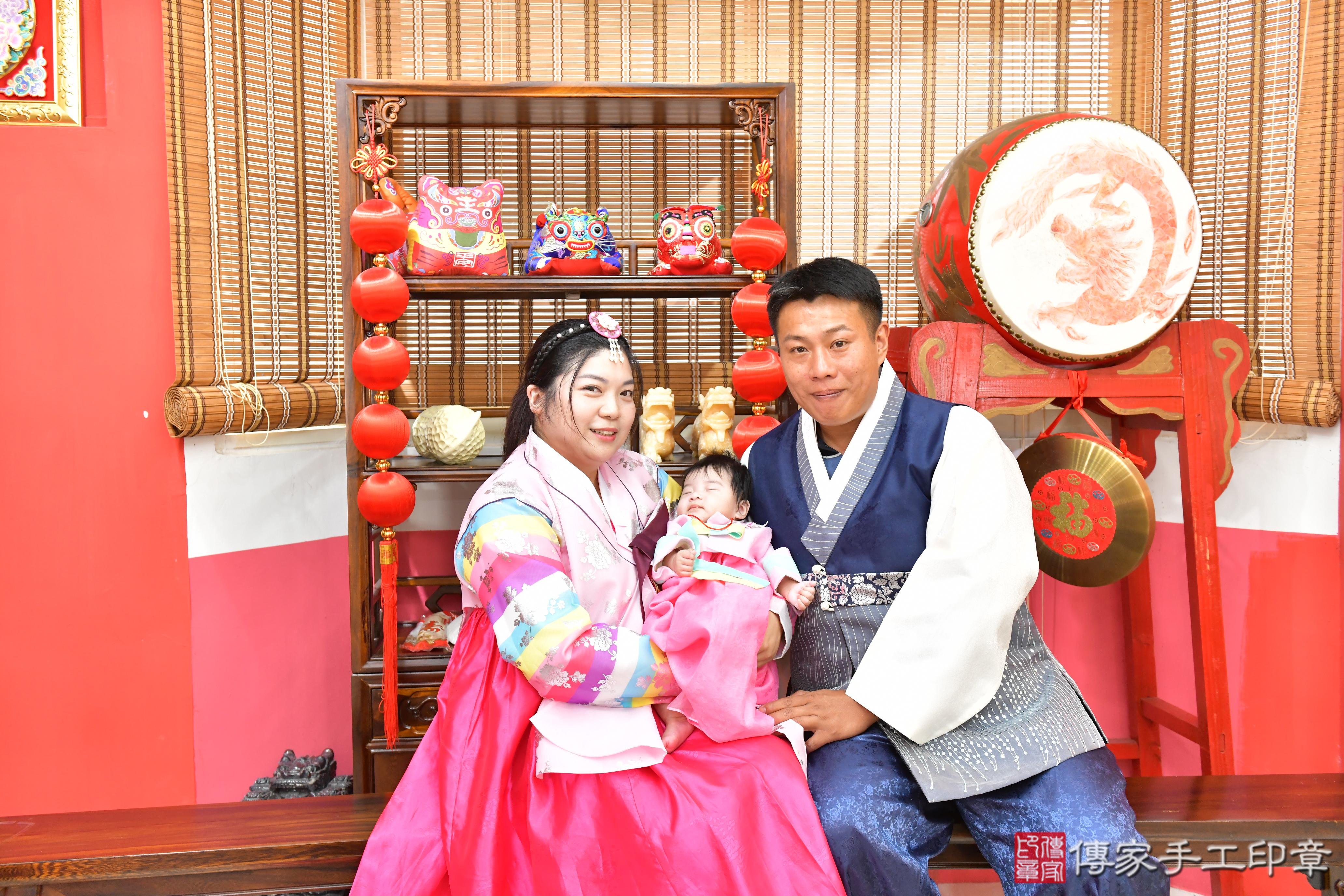 傳家手工印章高雄店、收涎、四個月、收涎餅、吉祥話、小霏寶寶、高雄市、拍照、生日快樂