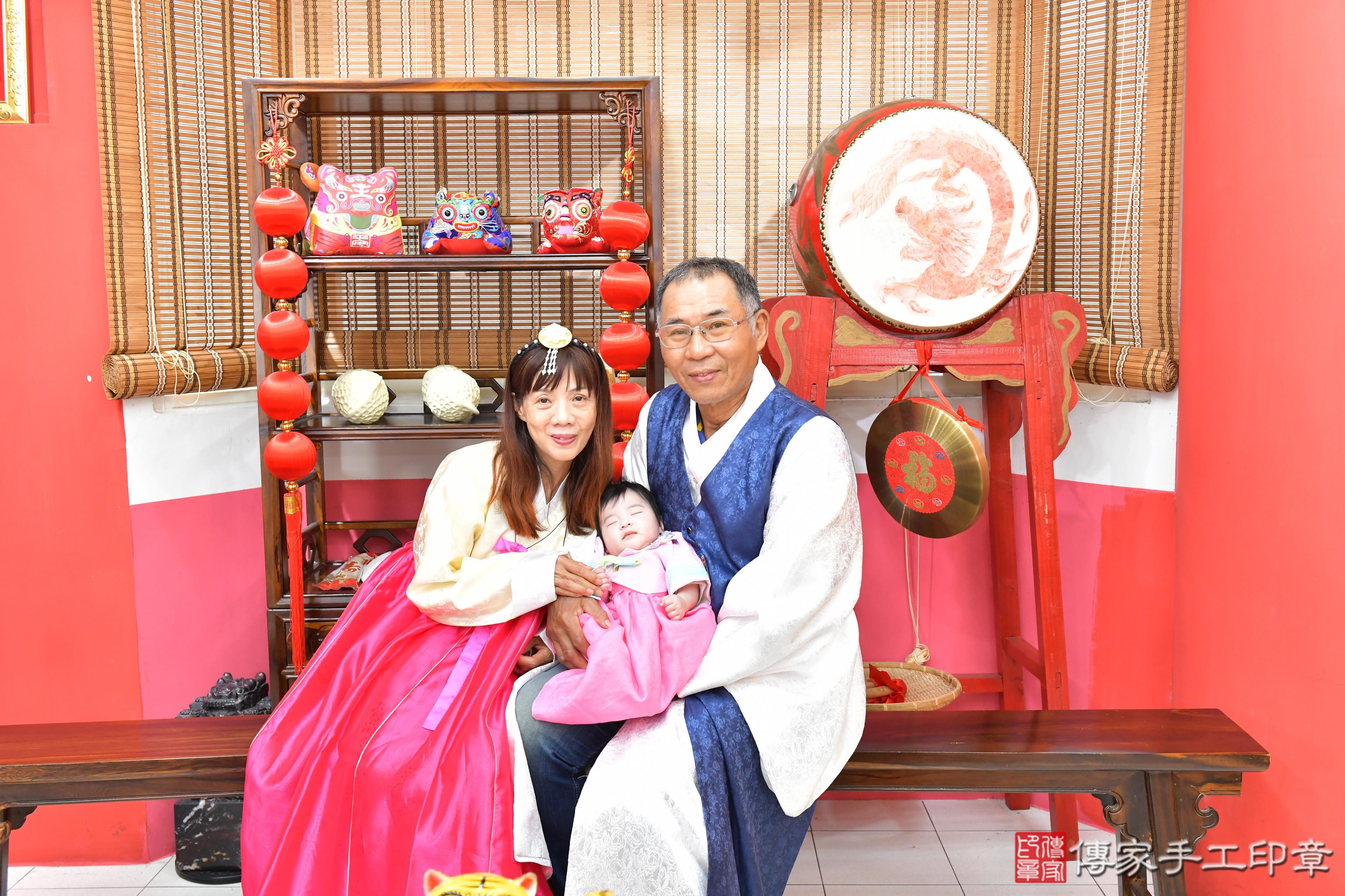 傳家手工印章高雄店、收涎、四個月、收涎餅、吉祥話、小霏寶寶、高雄市、拍照、生日快樂