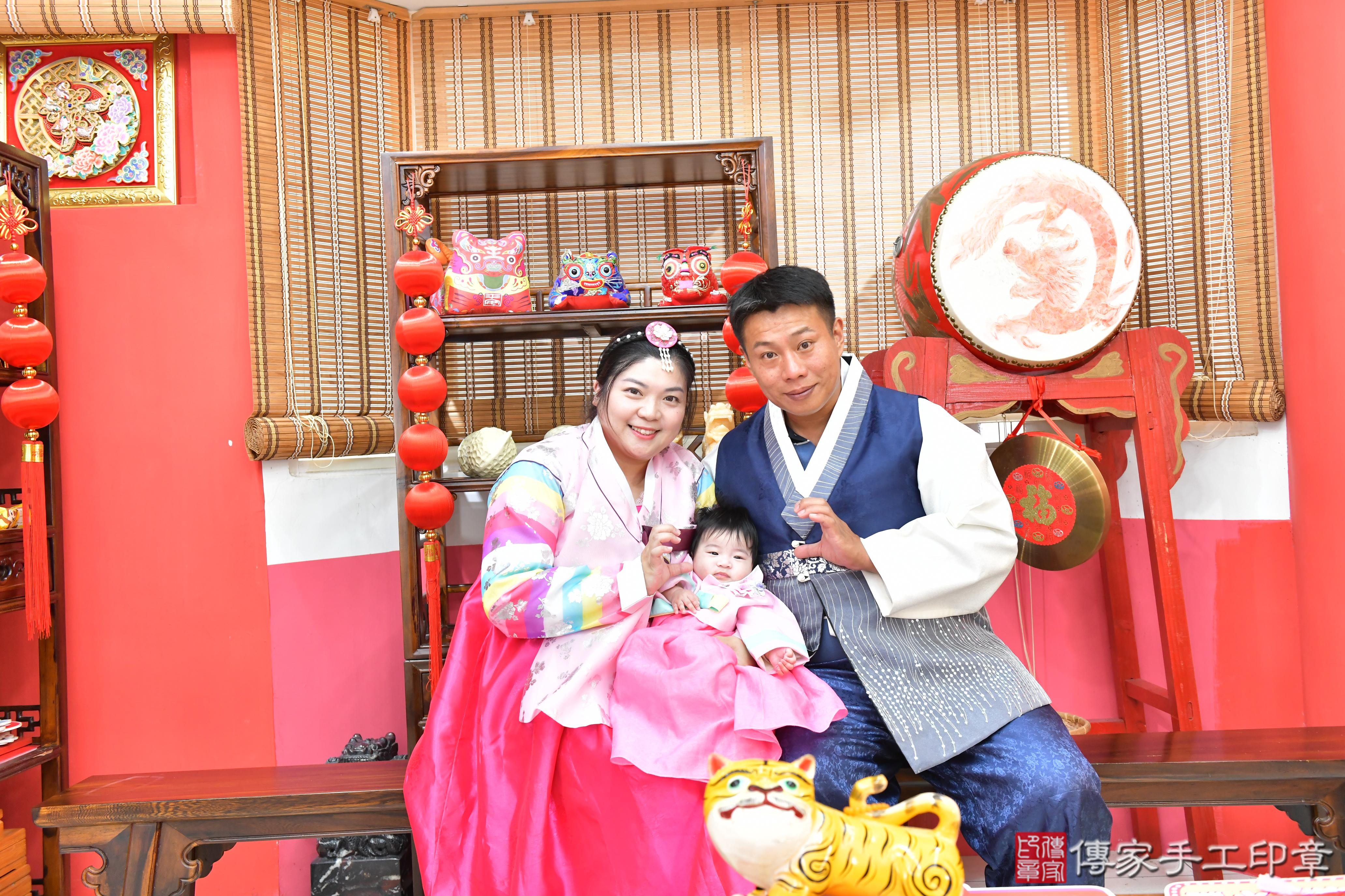 傳家手工印章高雄店、收涎、四個月、收涎餅、吉祥話、小霏寶寶、高雄市、拍照、生日快樂