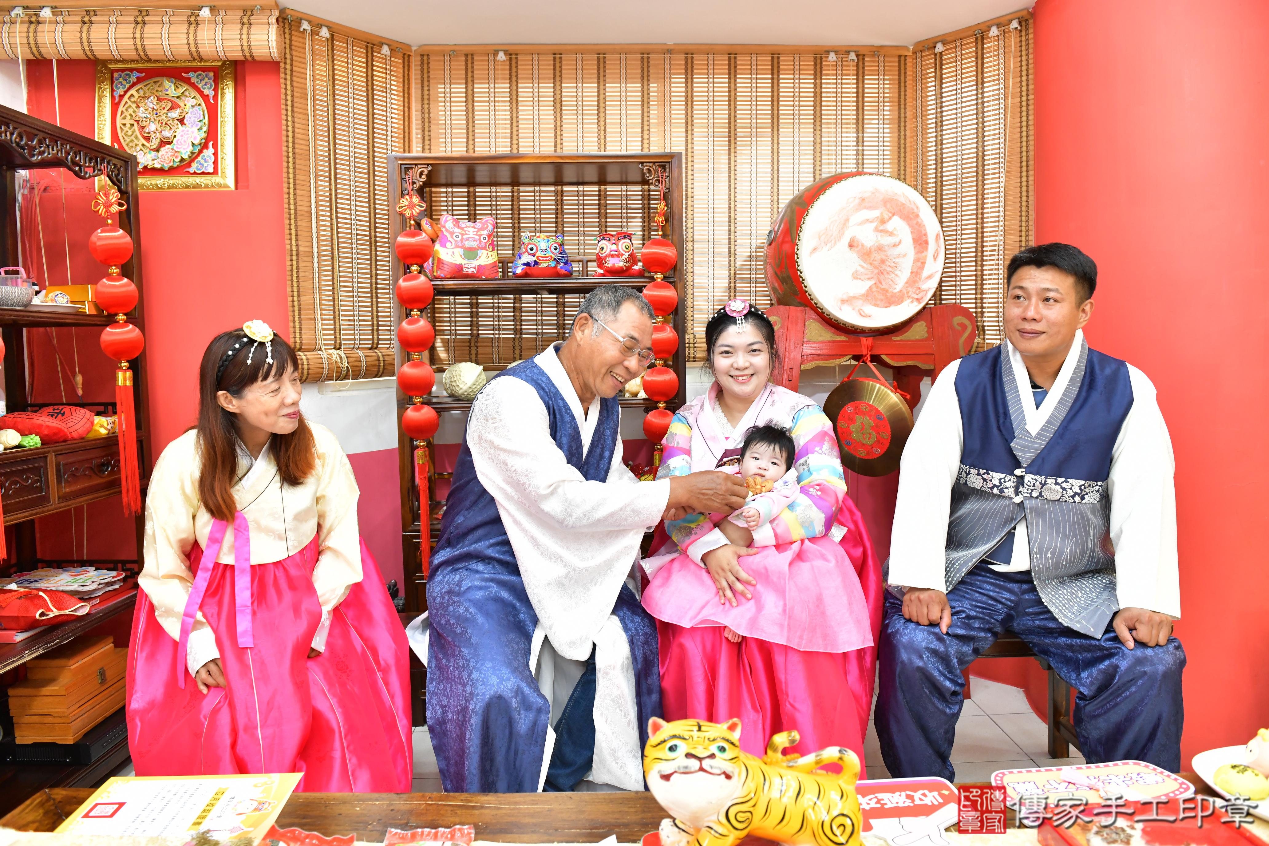 傳家手工印章高雄店、收涎、四個月、收涎餅、吉祥話、小霏寶寶、高雄市、拍照、生日快樂
