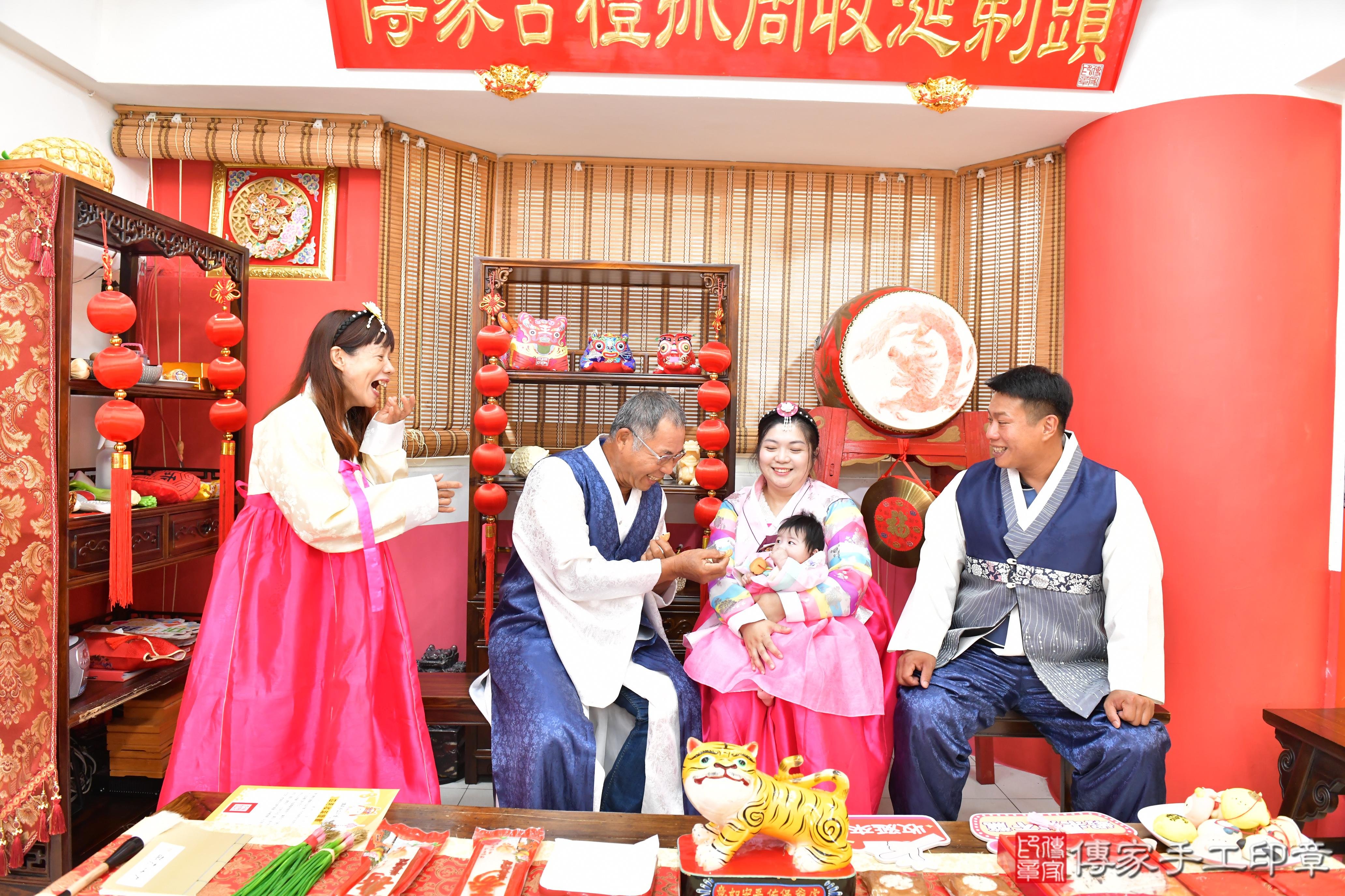 傳家手工印章高雄店、收涎、四個月、收涎餅、吉祥話、小霏寶寶、高雄市、拍照、生日快樂