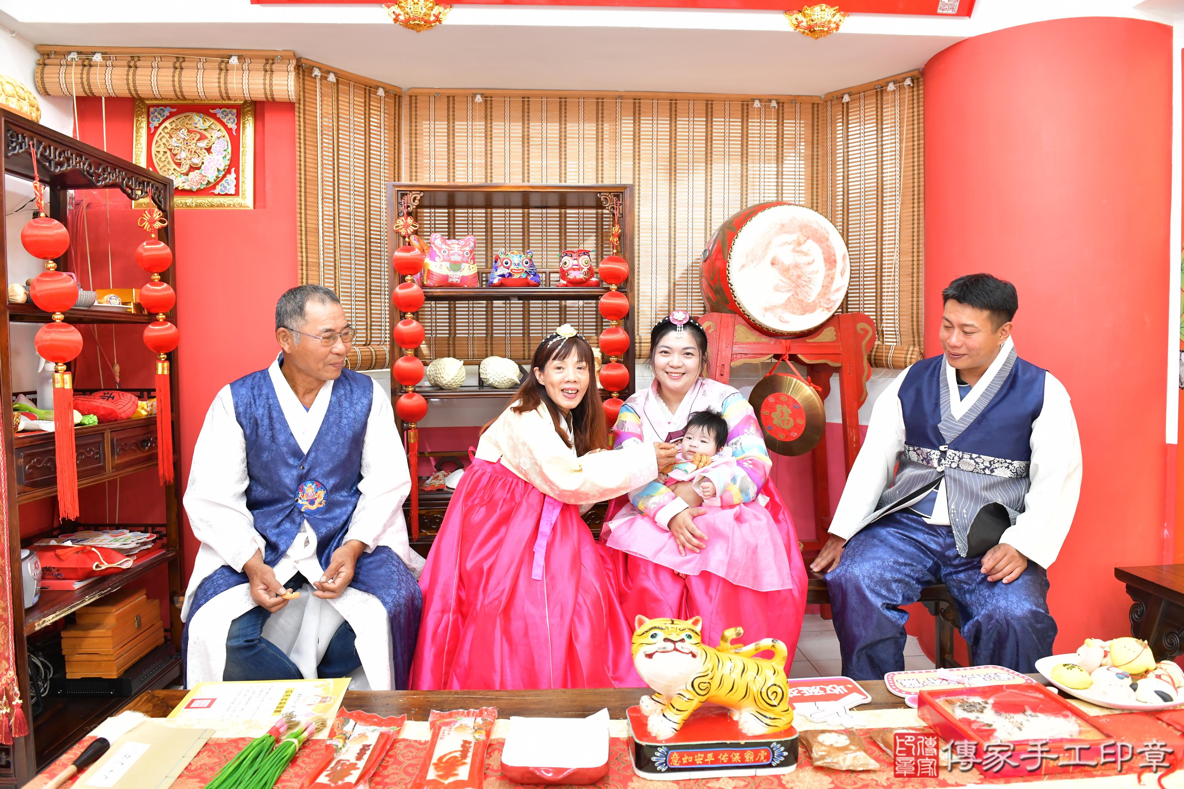 傳家手工印章高雄店、收涎、四個月、收涎餅、吉祥話、小霏寶寶、高雄市、拍照、生日快樂
