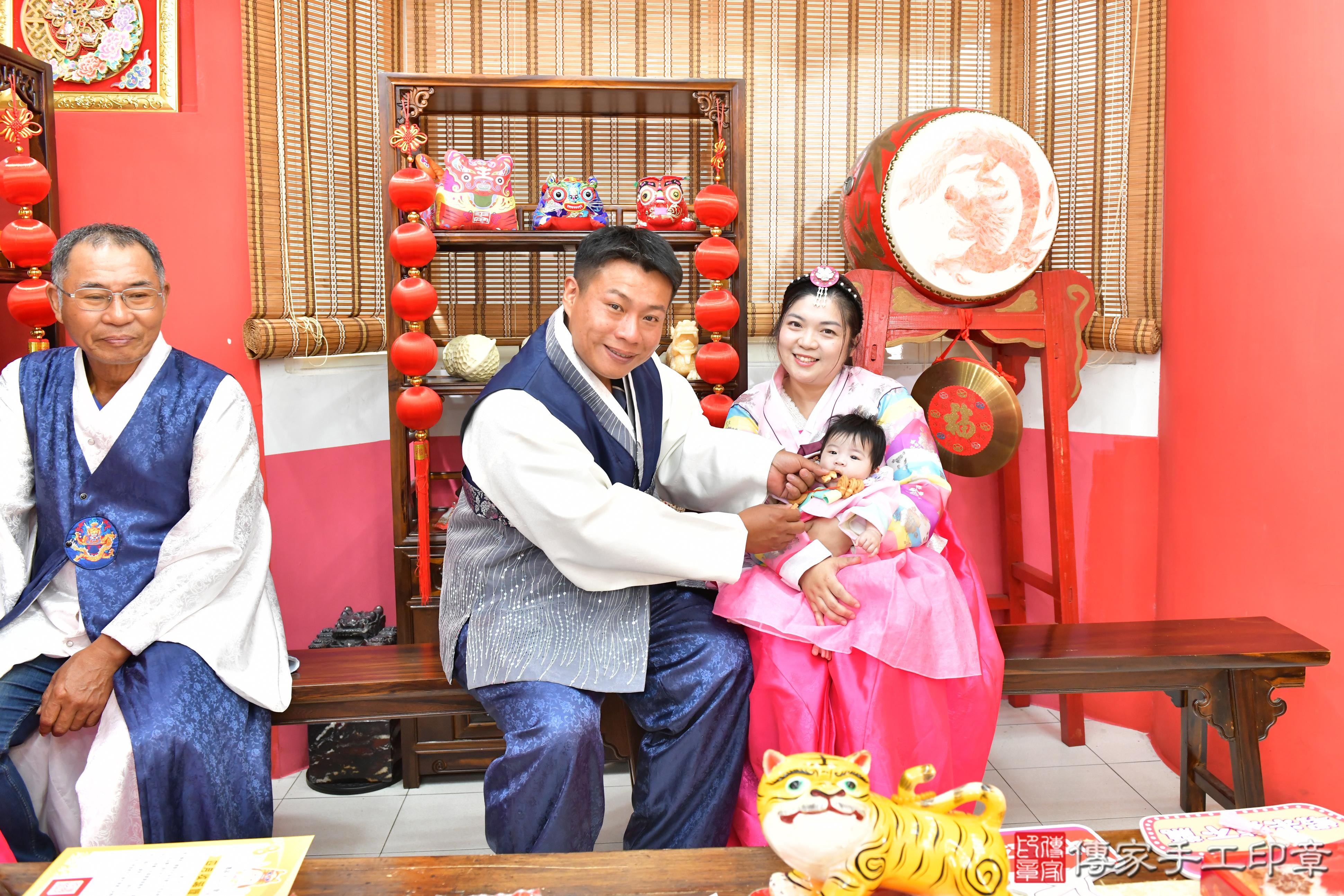 傳家手工印章高雄店、收涎、四個月、收涎餅、吉祥話、小霏寶寶、高雄市、拍照、生日快樂