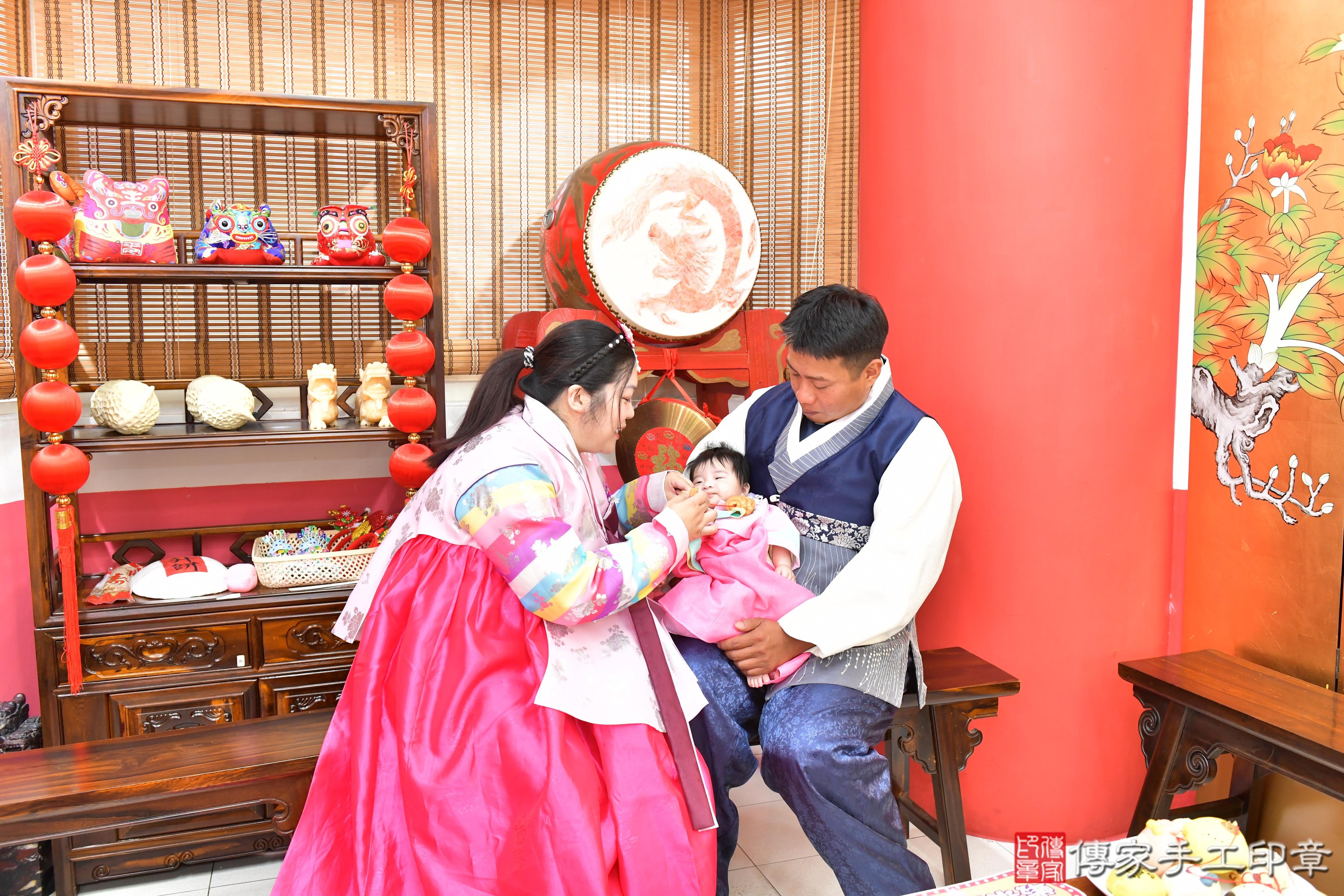 傳家手工印章高雄店、收涎、四個月、收涎餅、吉祥話、小霏寶寶、高雄市、拍照、生日快樂