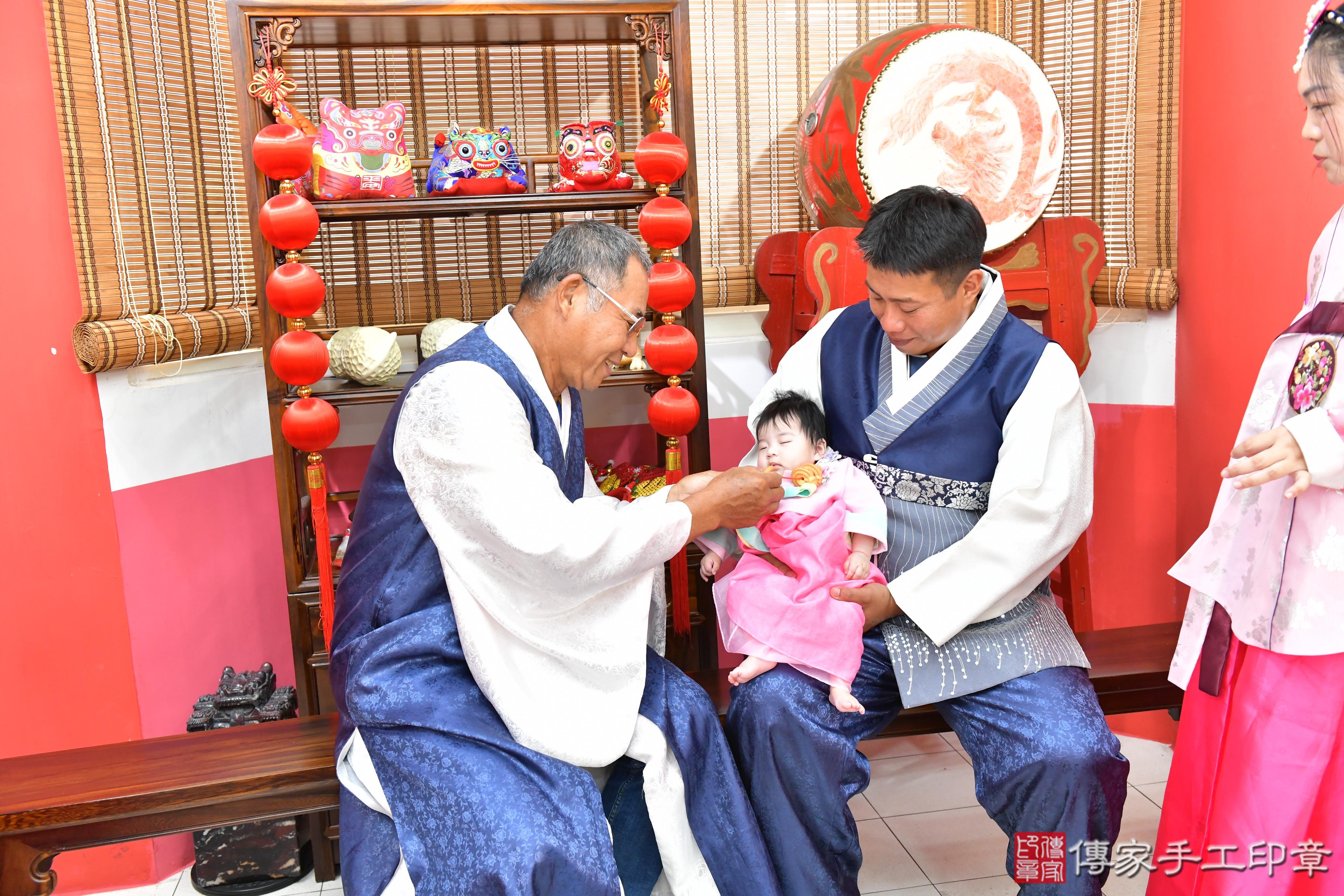 傳家手工印章高雄店、收涎、四個月、收涎餅、吉祥話、小霏寶寶、高雄市、拍照、生日快樂