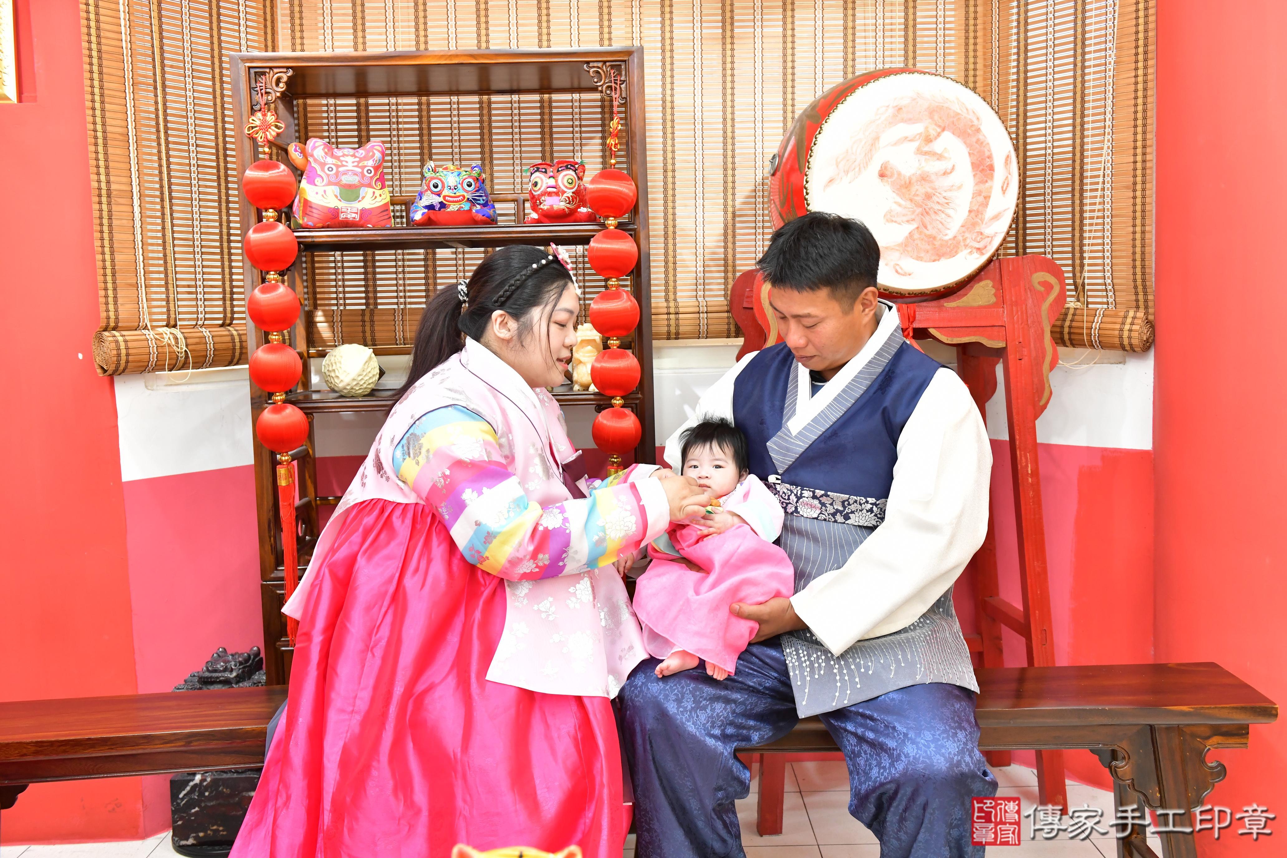 傳家手工印章高雄店、收涎、四個月、收涎餅、吉祥話、小霏寶寶、高雄市、拍照、生日快樂