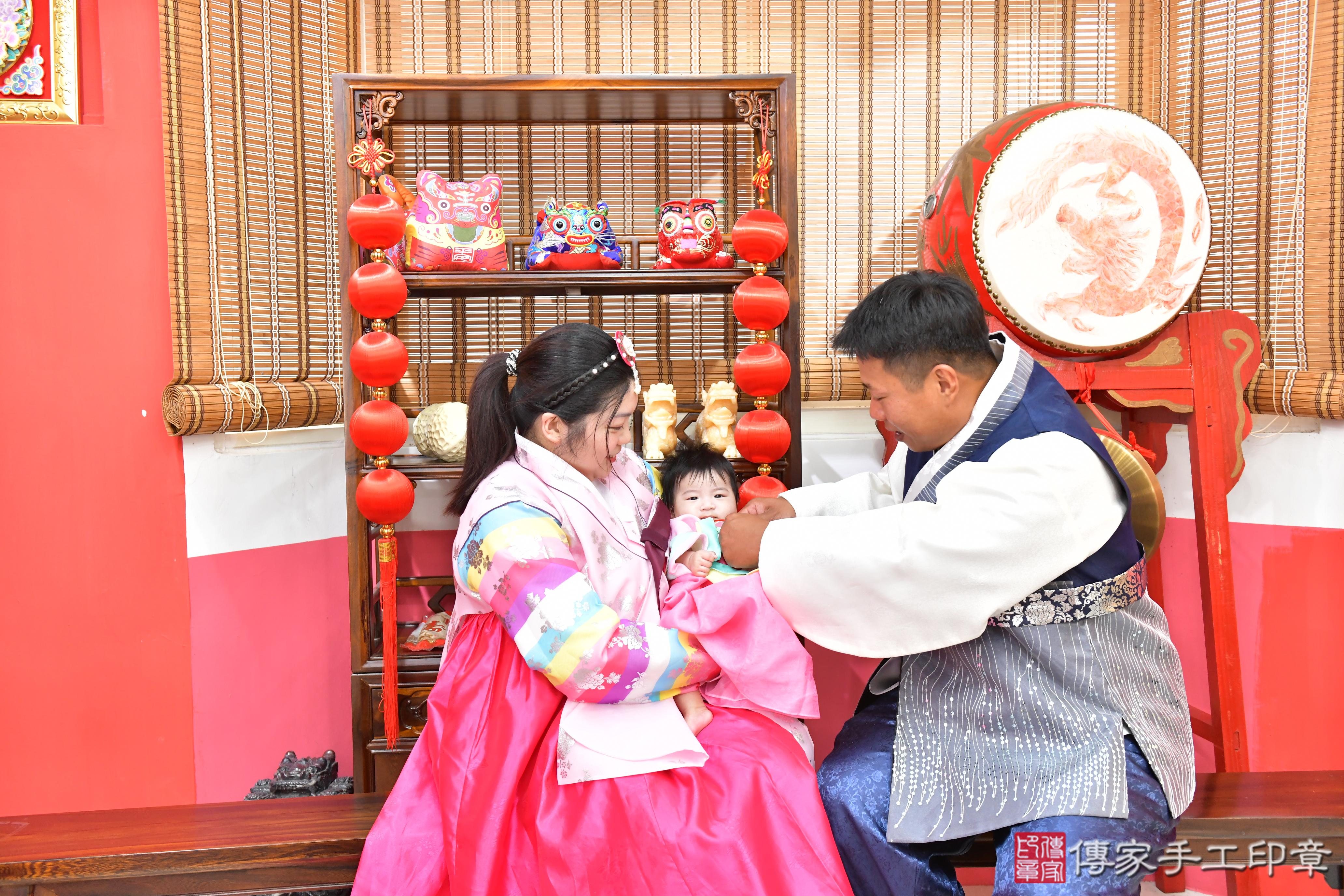 傳家手工印章高雄店、收涎、四個月、收涎餅、吉祥話、小霏寶寶、高雄市、拍照、生日快樂
